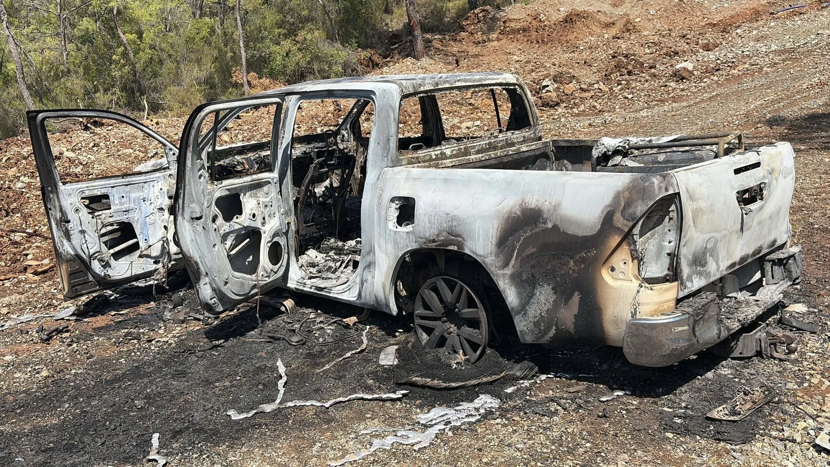 Fethiye'de kamyonet yangını ormana sıçradı