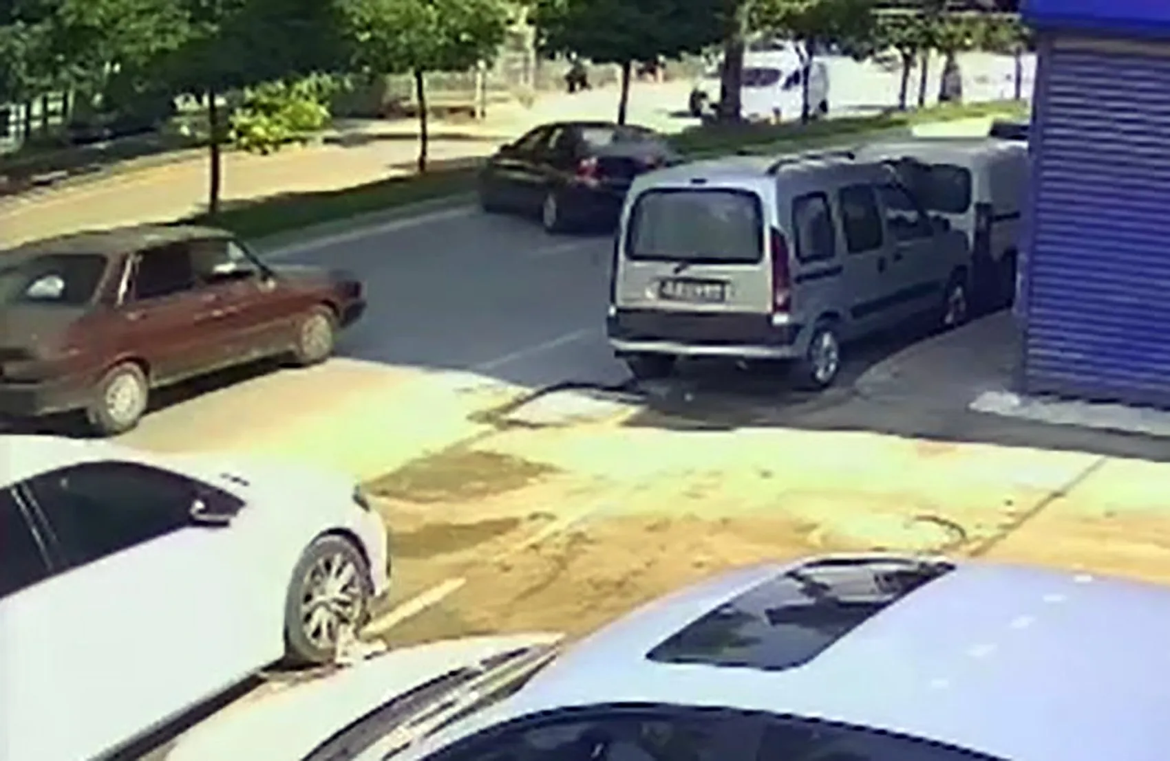 Adana'da kontrolden çıkan otomobil ağaca çarptı