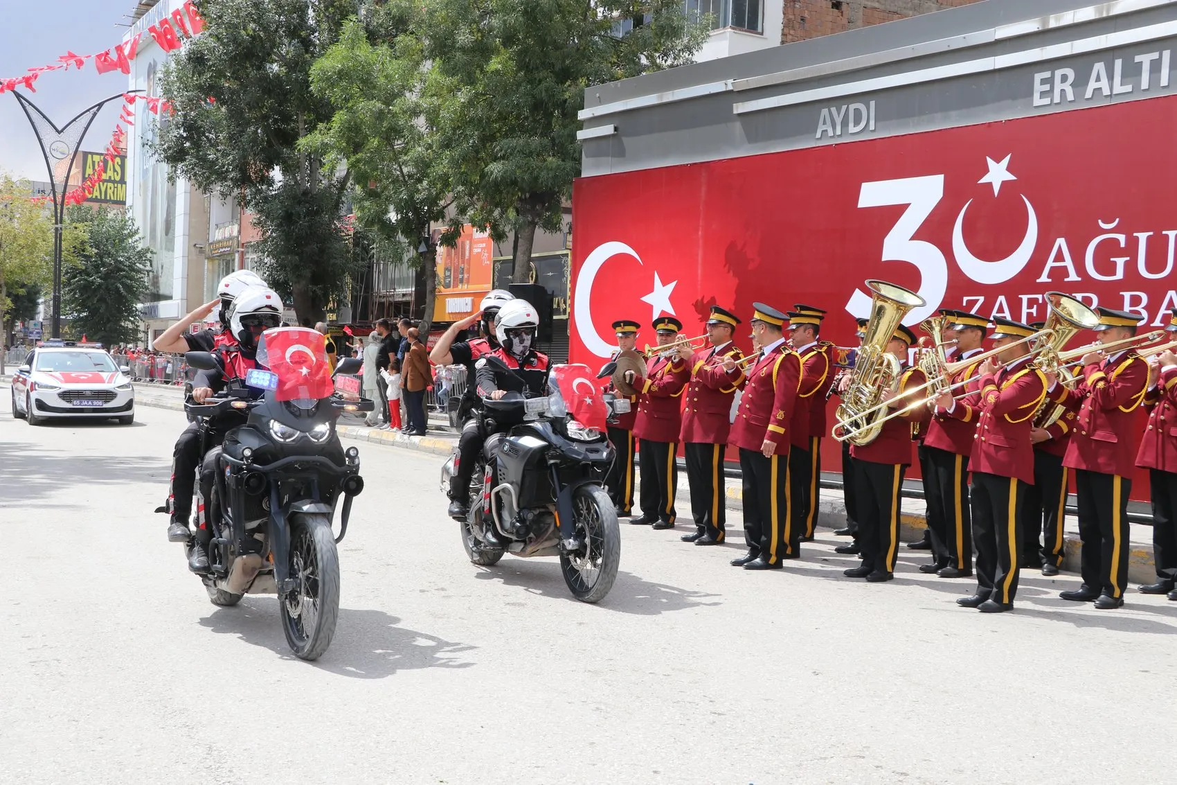 Van sokaklarında 30 Ağustos gururu: Atlı birliklerin geçişi nefes kesti