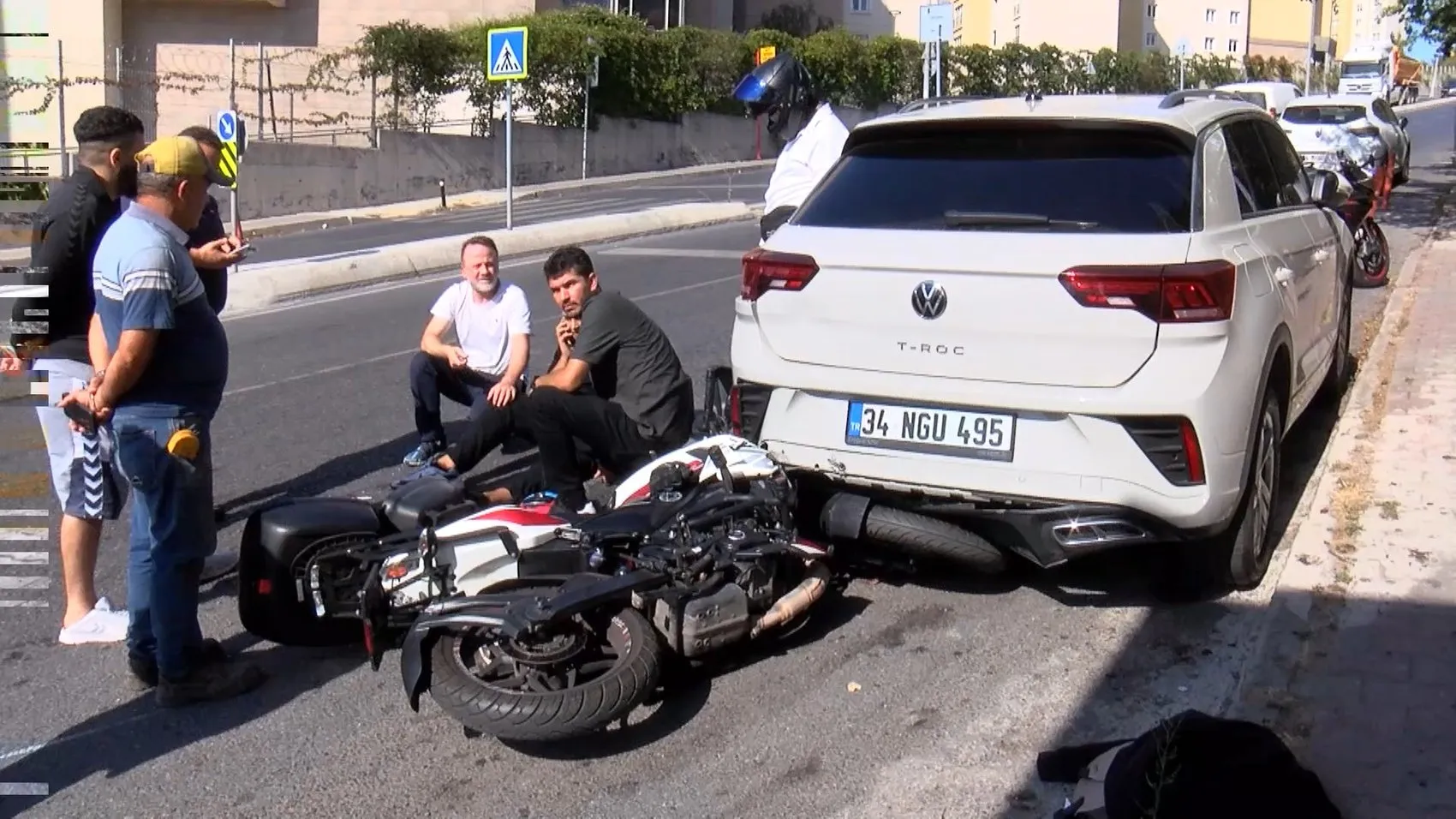 Motosikletli, hafif ticari aracın altında kaldı