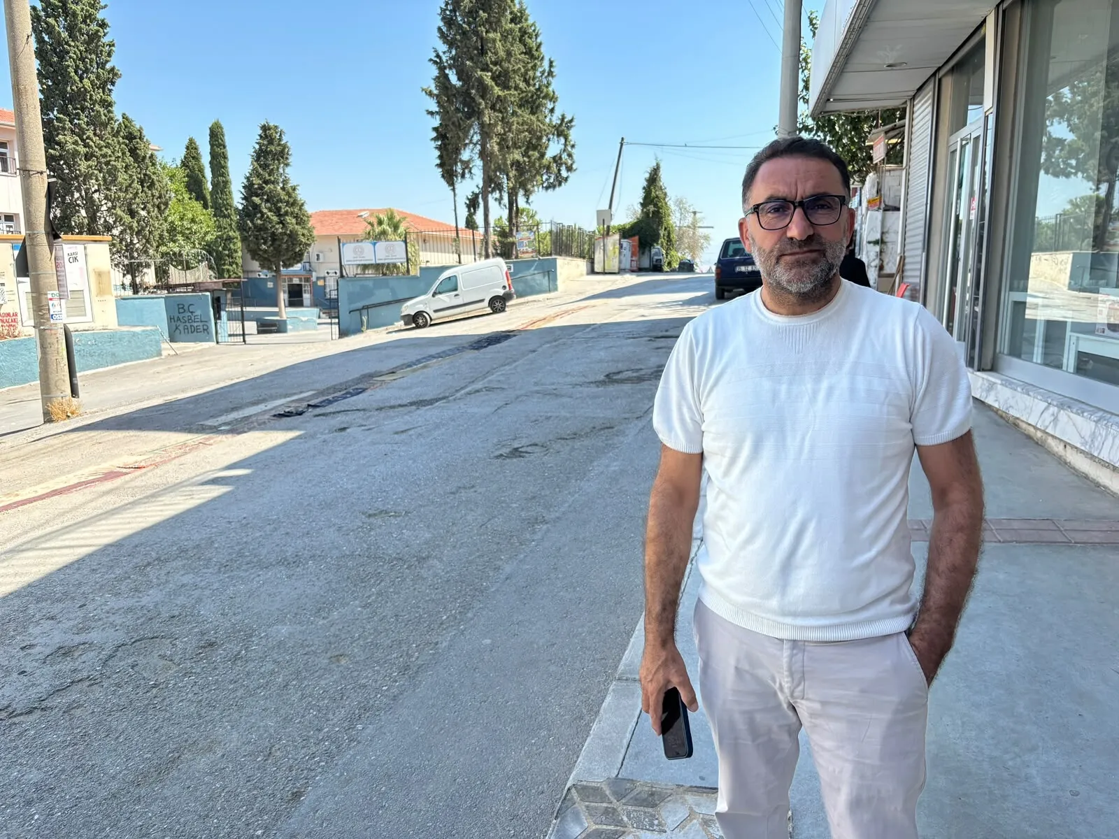 İzmir'de bozuk yollar mahalleliyi sokağa halı sermeye zorladı