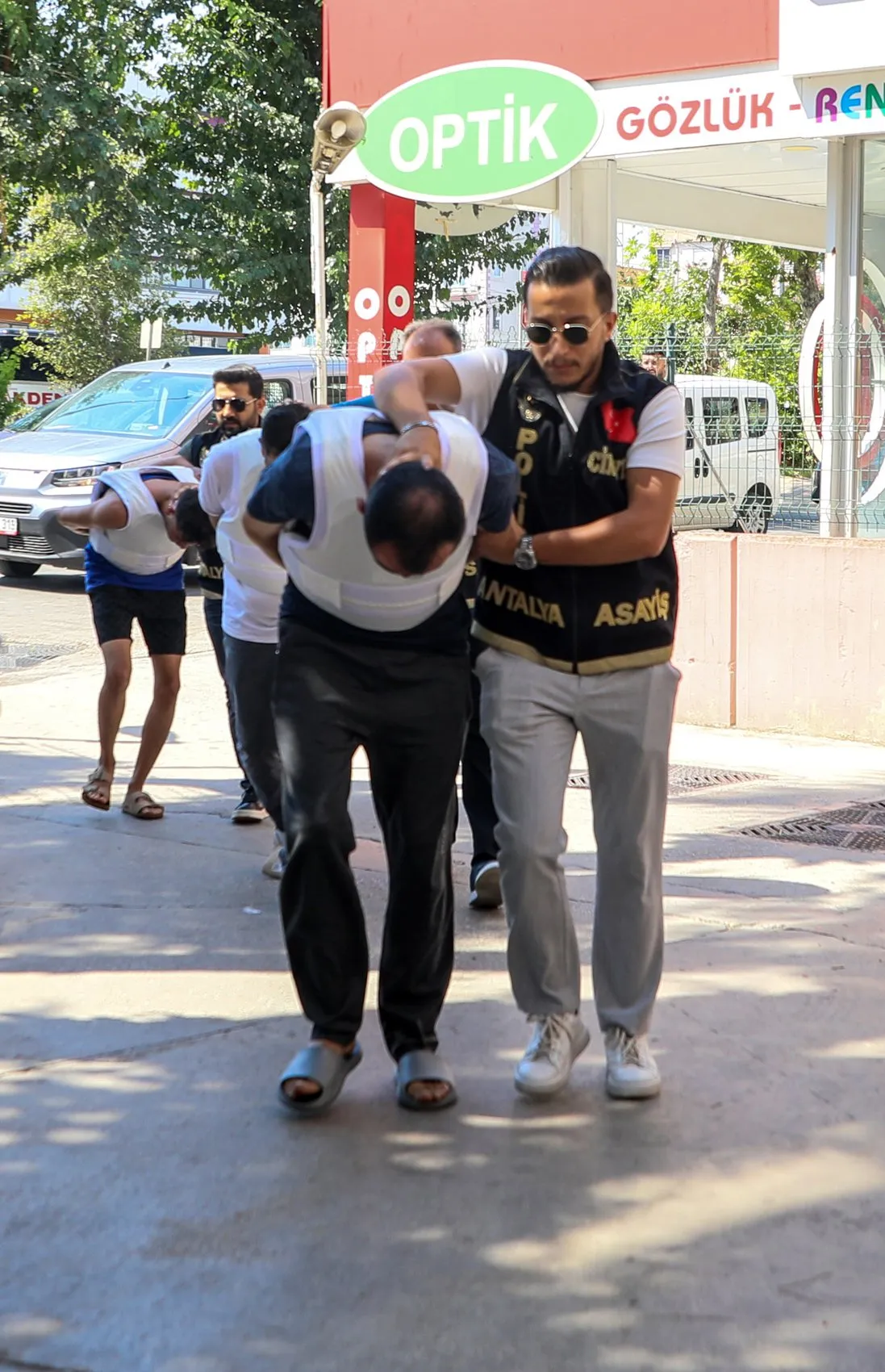 Perukla gelip 13 el ateş etti, silahı denize attı