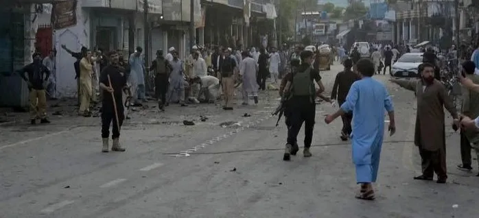 Pakistan’da karakola intihar saldırısı düzenlendi