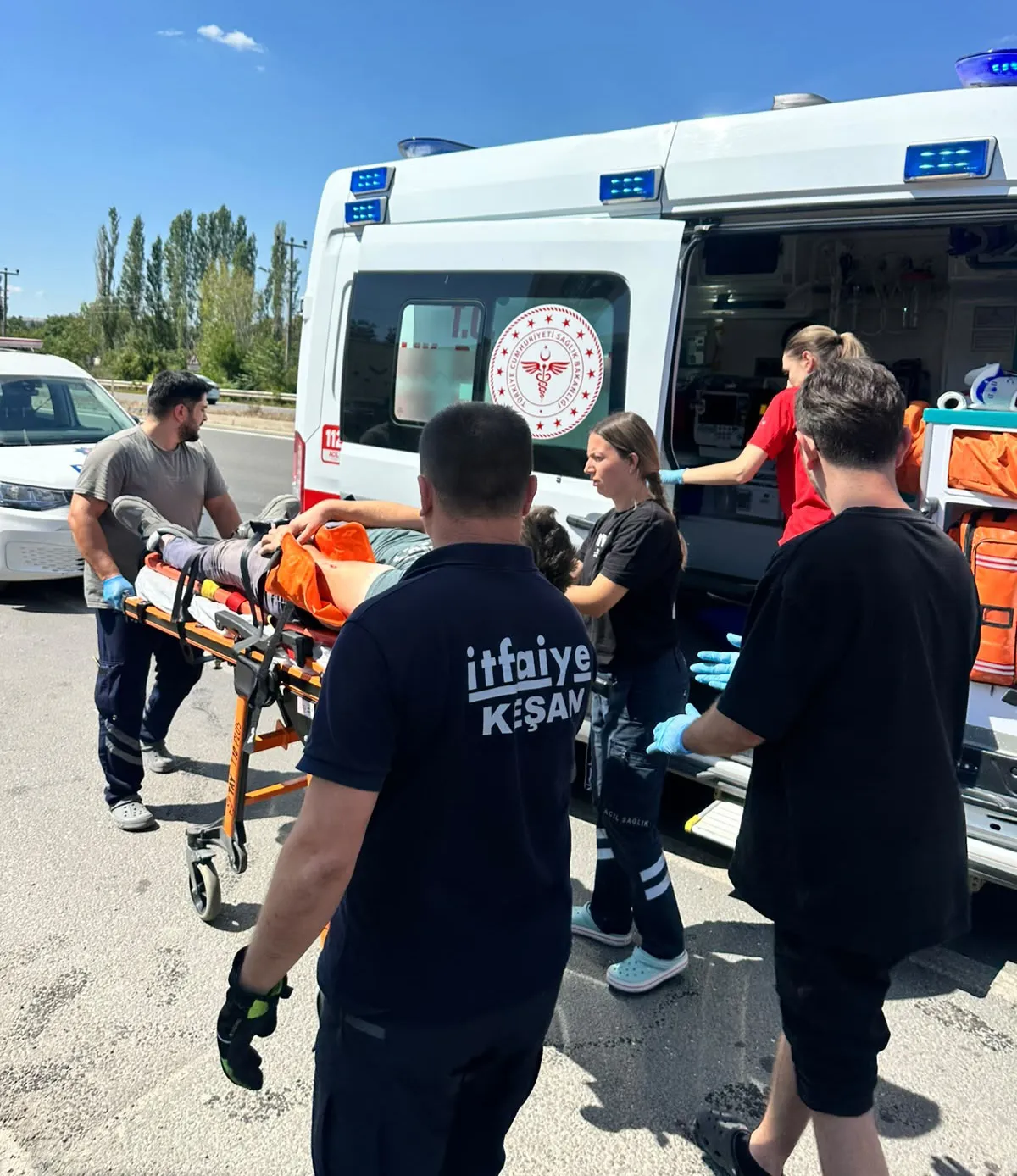 Direksiyon başında uyuyan sürücü park halindeki TIR’lara daldı