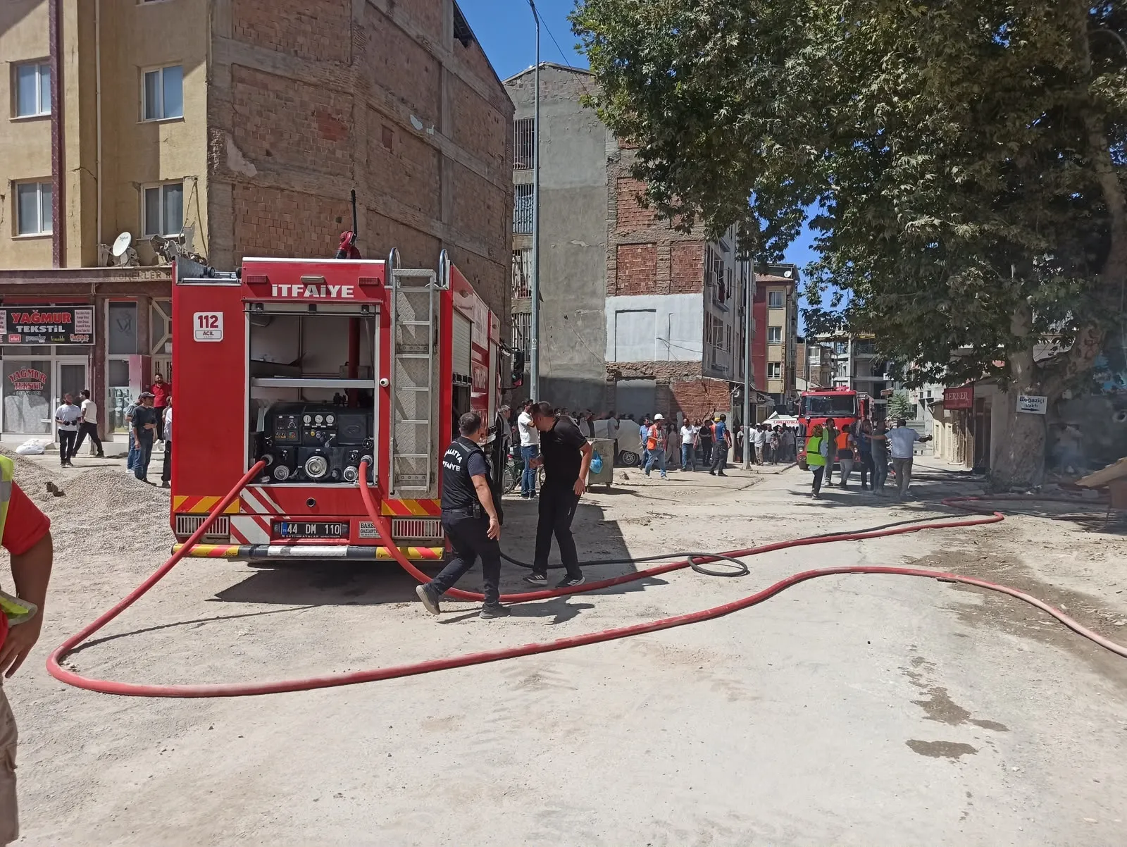İnşaat işçilerinin kaldığı konteynerler alevlere teslim oldu