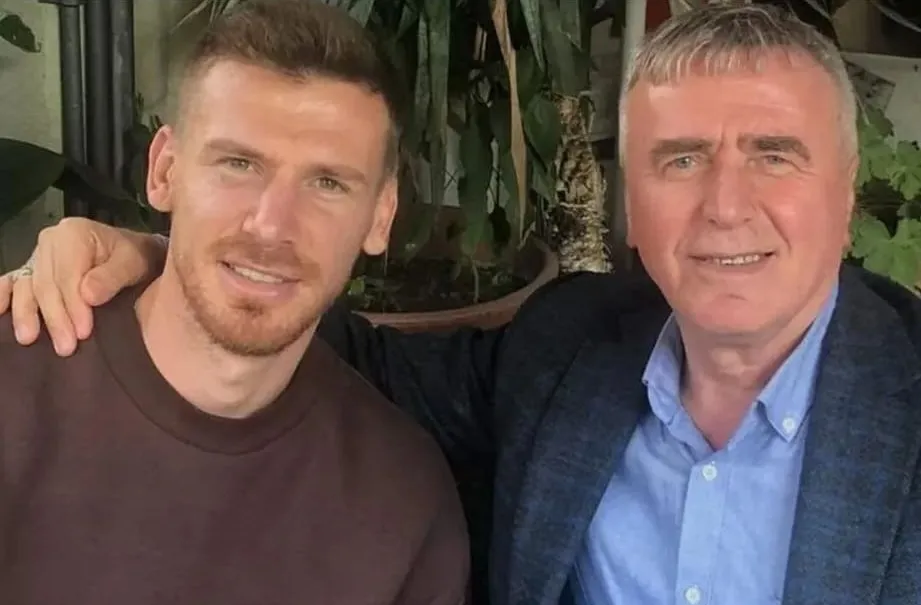 Milli futbolcu Serdar Aziz babasını son yolculuğuna uğurladı