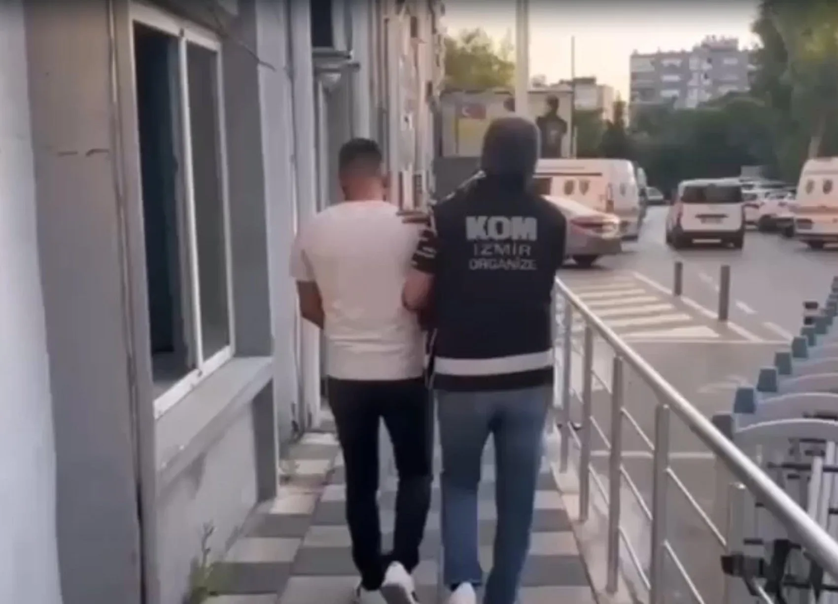 İzmir merkezli sosyal medya operasyonunda 3 kişi cezaevine gönderildi
