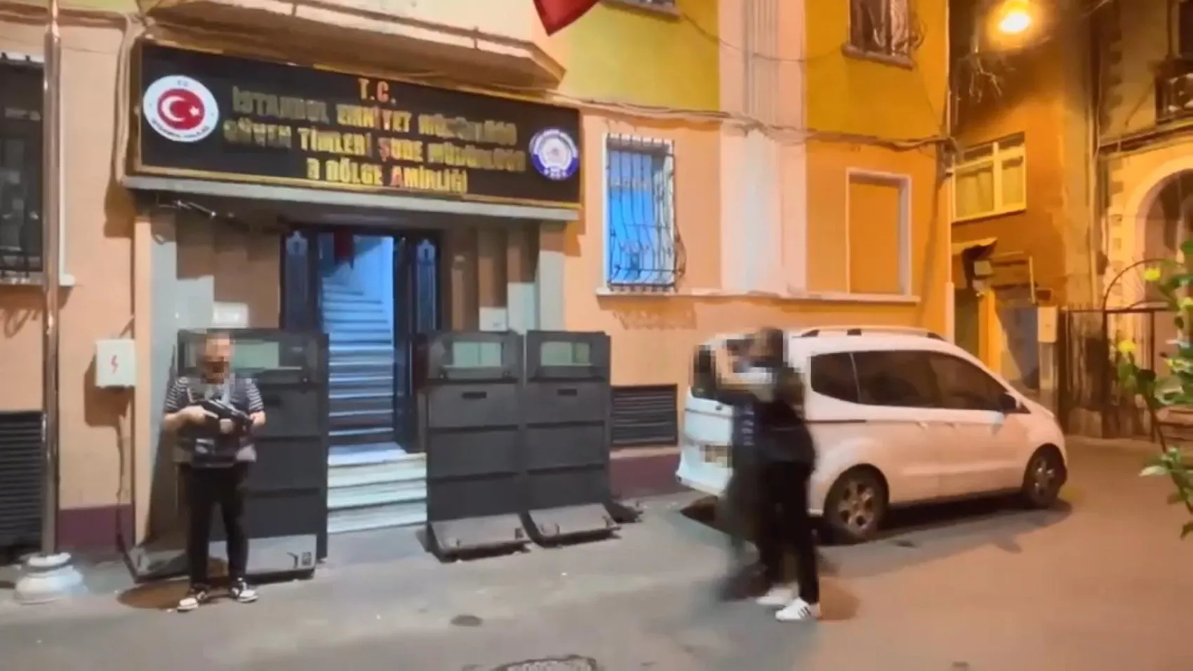 Beyoğlu’nda el çabukluğuyla telefon çalan yankesici yakayı ele verdi