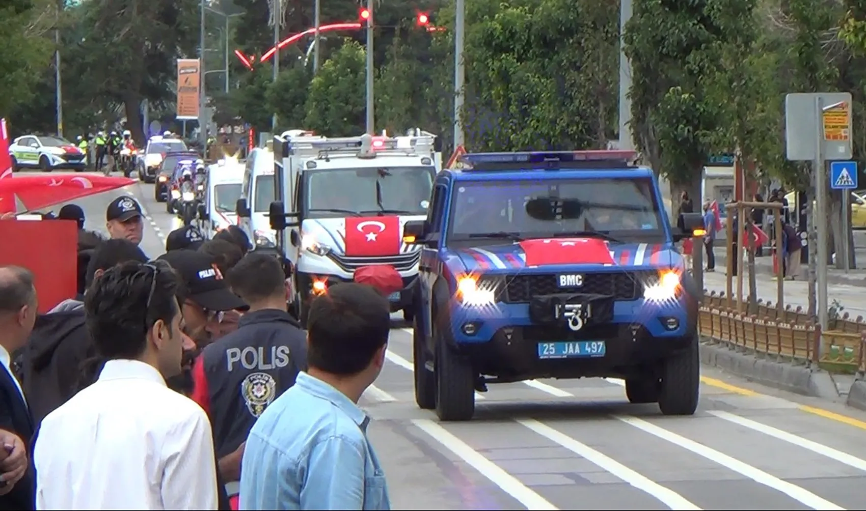 Düğün telaşında unutulmaz an: Gelin elinde bayrakla Zafer coşkusuna ortak oldu