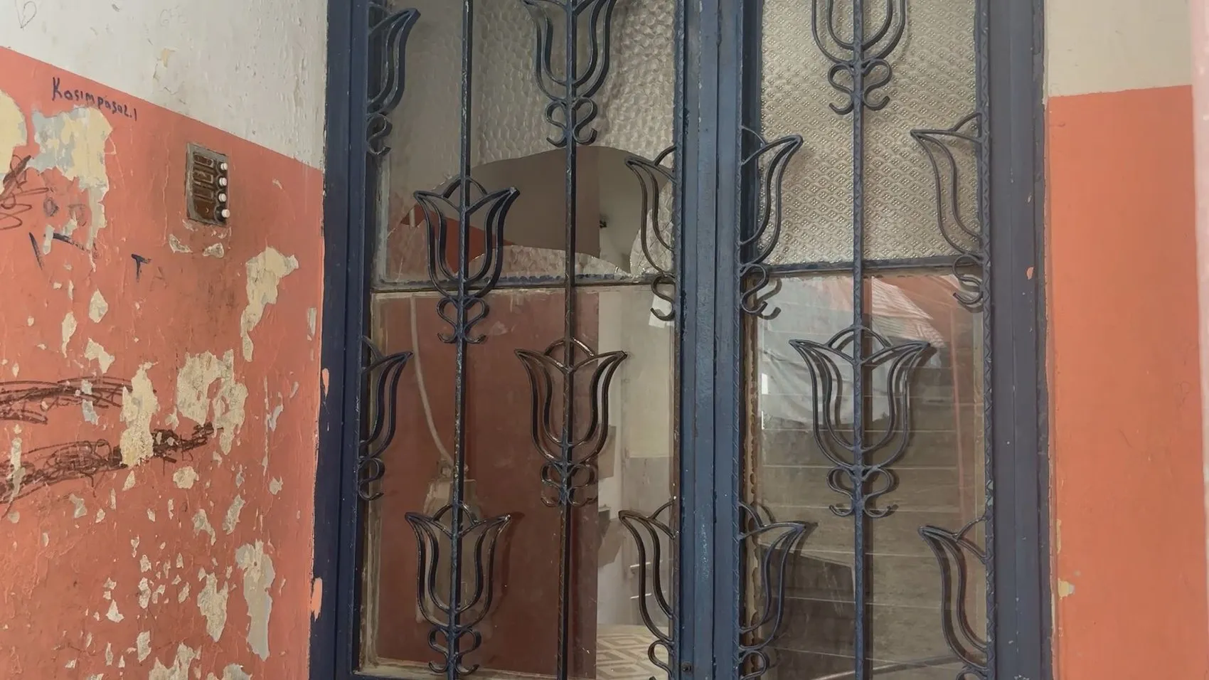 Beyoğlu’nda berber kavgası eve taşlı sopalı baskınla bitti