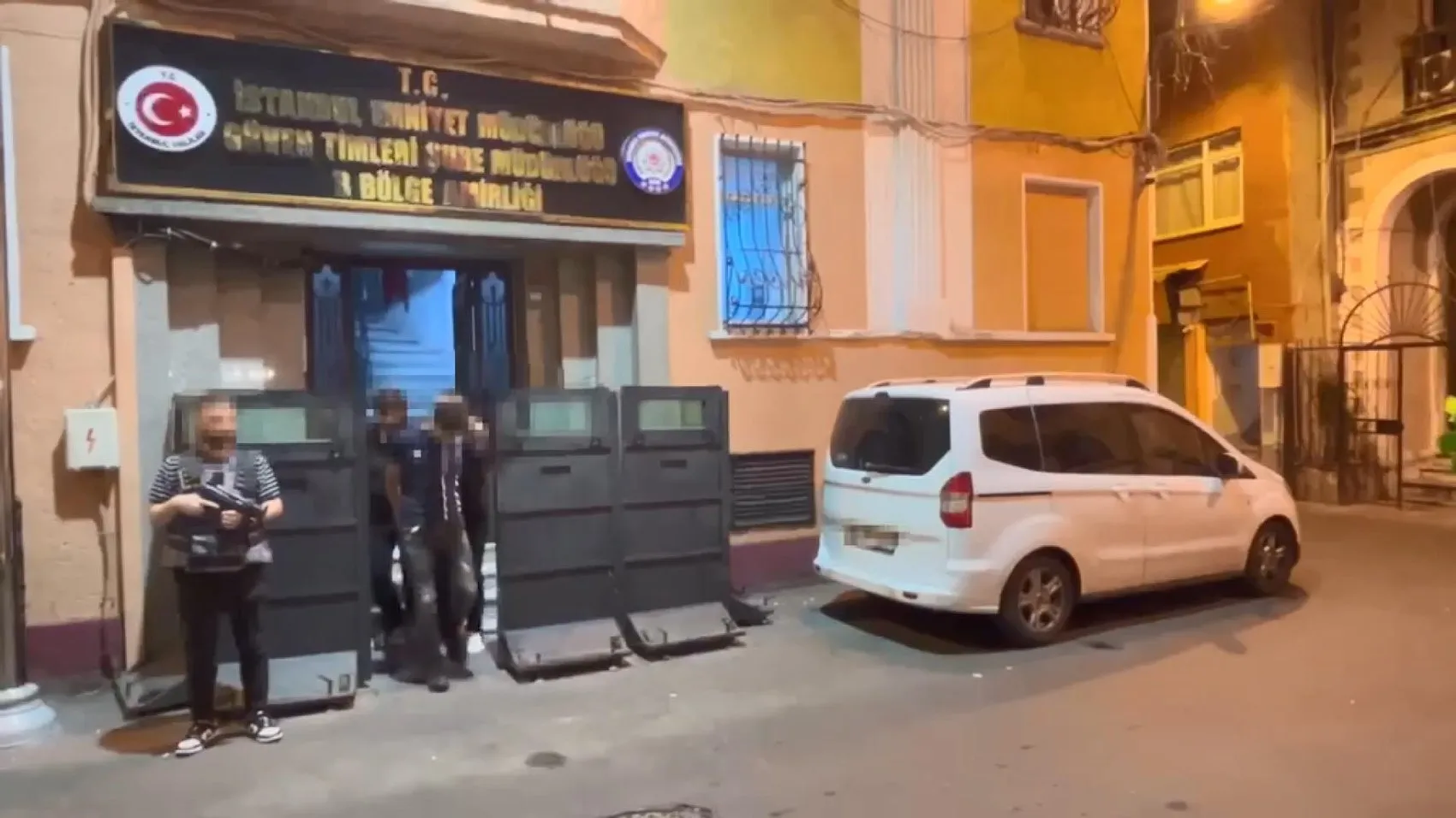 Beyoğlu’nda el çabukluğuyla telefon çalan yankesici yakayı ele verdi
