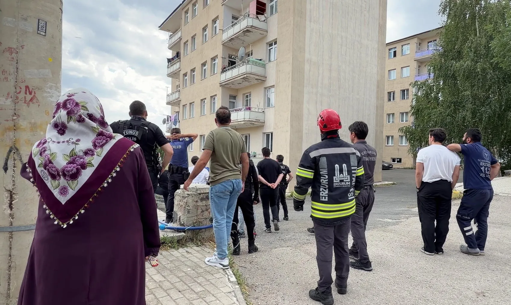 Erzurumda dehşet anları Baba iki çocuğunu balkonda rehin aldı