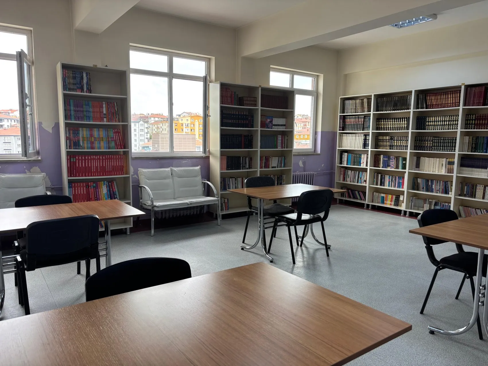 Bir öğretmenin hayali gerçek oldu 500 kitaplık kütüphane 5 bin 500 kitapla doldu