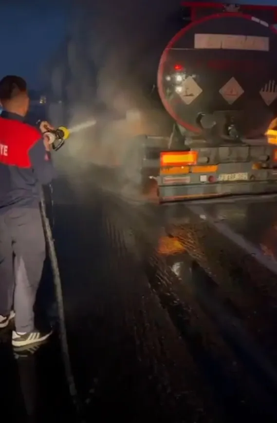 Osmaniye'de seyir halindeki tanker alevlere teslim oldu