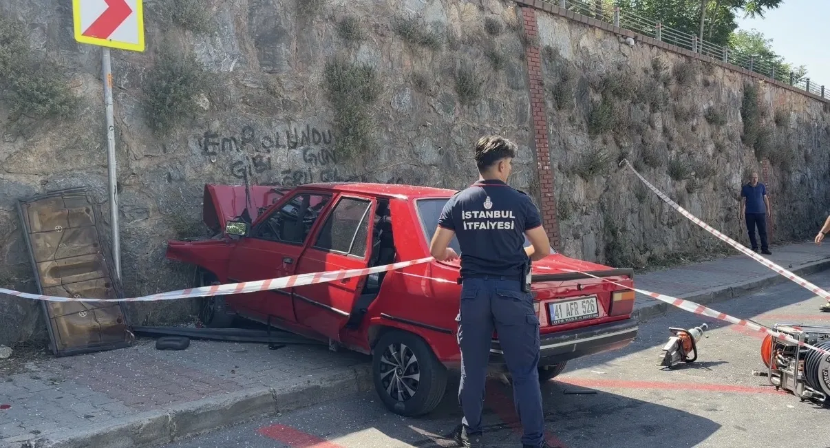 Ataşehir'de sürücü direksiyon hakimiyetini kaybetti; duvara çarpan otomobilde 3 yaralı