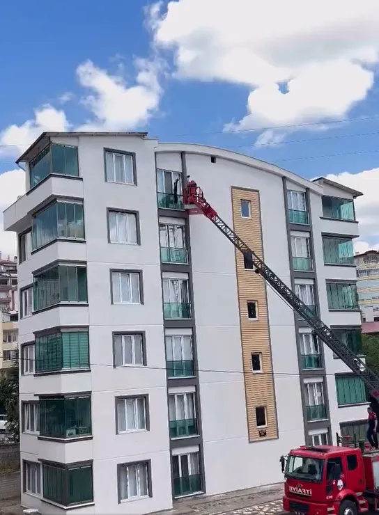 Tokat'ta korkuluklara sıkışan güvercine itfaiye yardımı