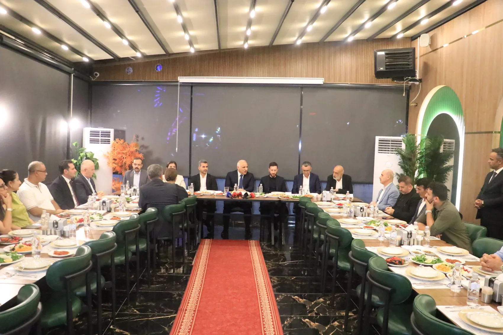 Amedspor ve Erzurumspor karşılaşma öncesi sahayı değil dostluğu seçti