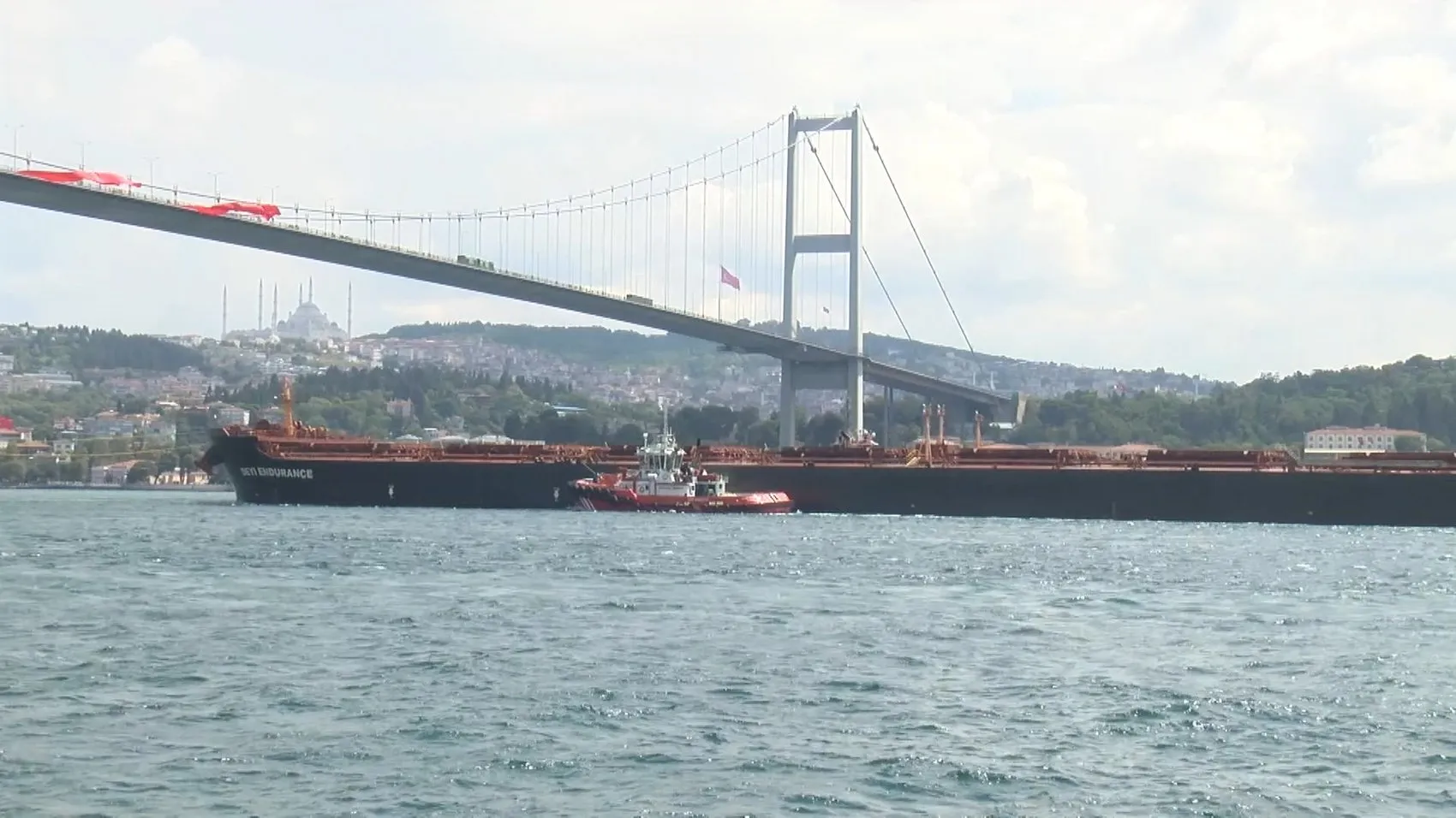 İstanbul Boğazı'nda 290 metrelik dev gemi geçişi Trafik durduruldu