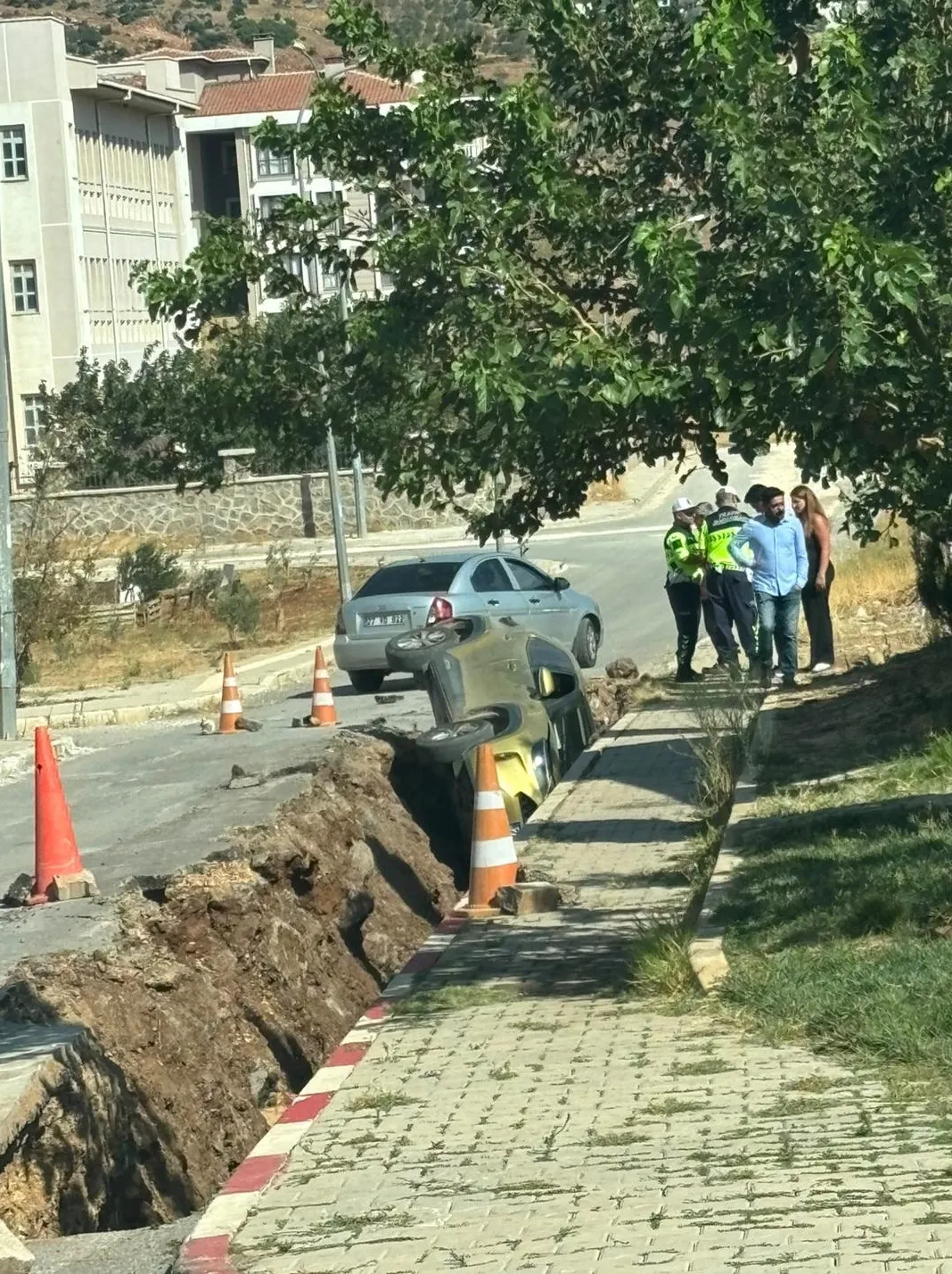 Rüzgarın uçurduğu dubalar kazaya davetiye çıkardı: Otomobil çukura gömüldü