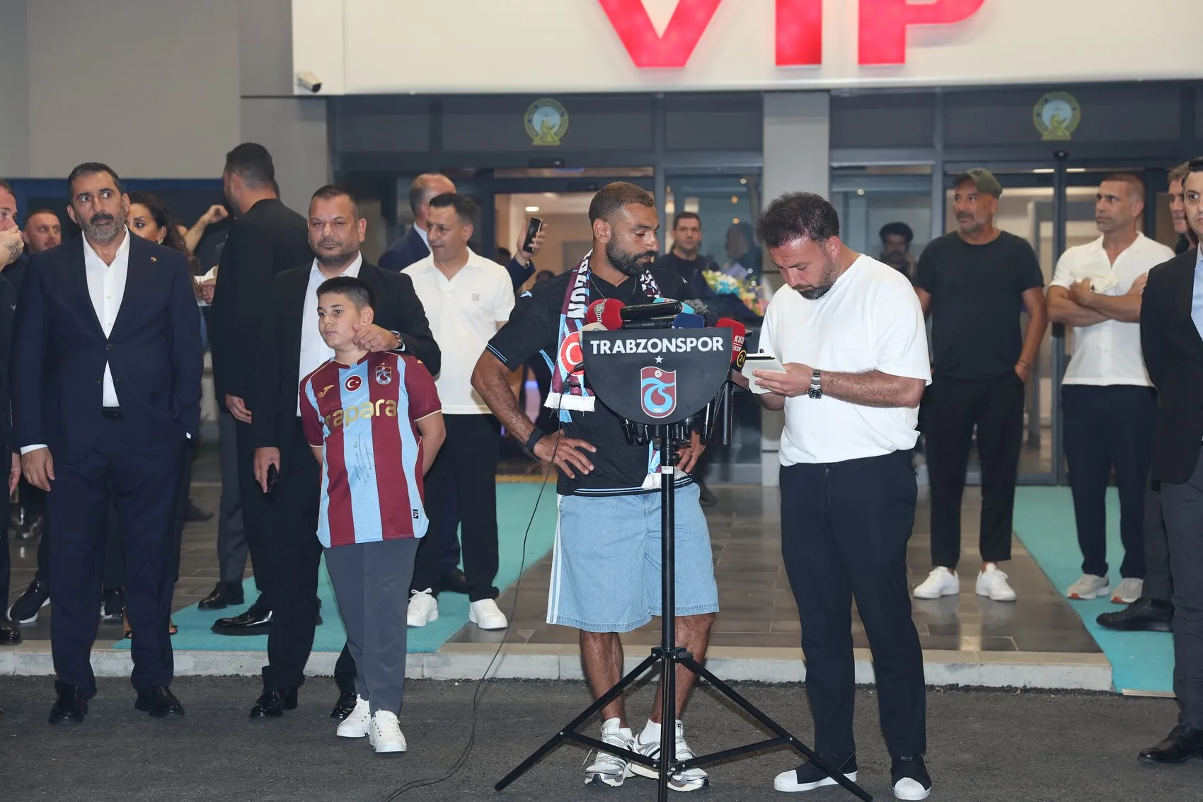 Trabzonspor dünya yıldızı Mohamed Salah’ı dev bir kalabalıkla karşıladı