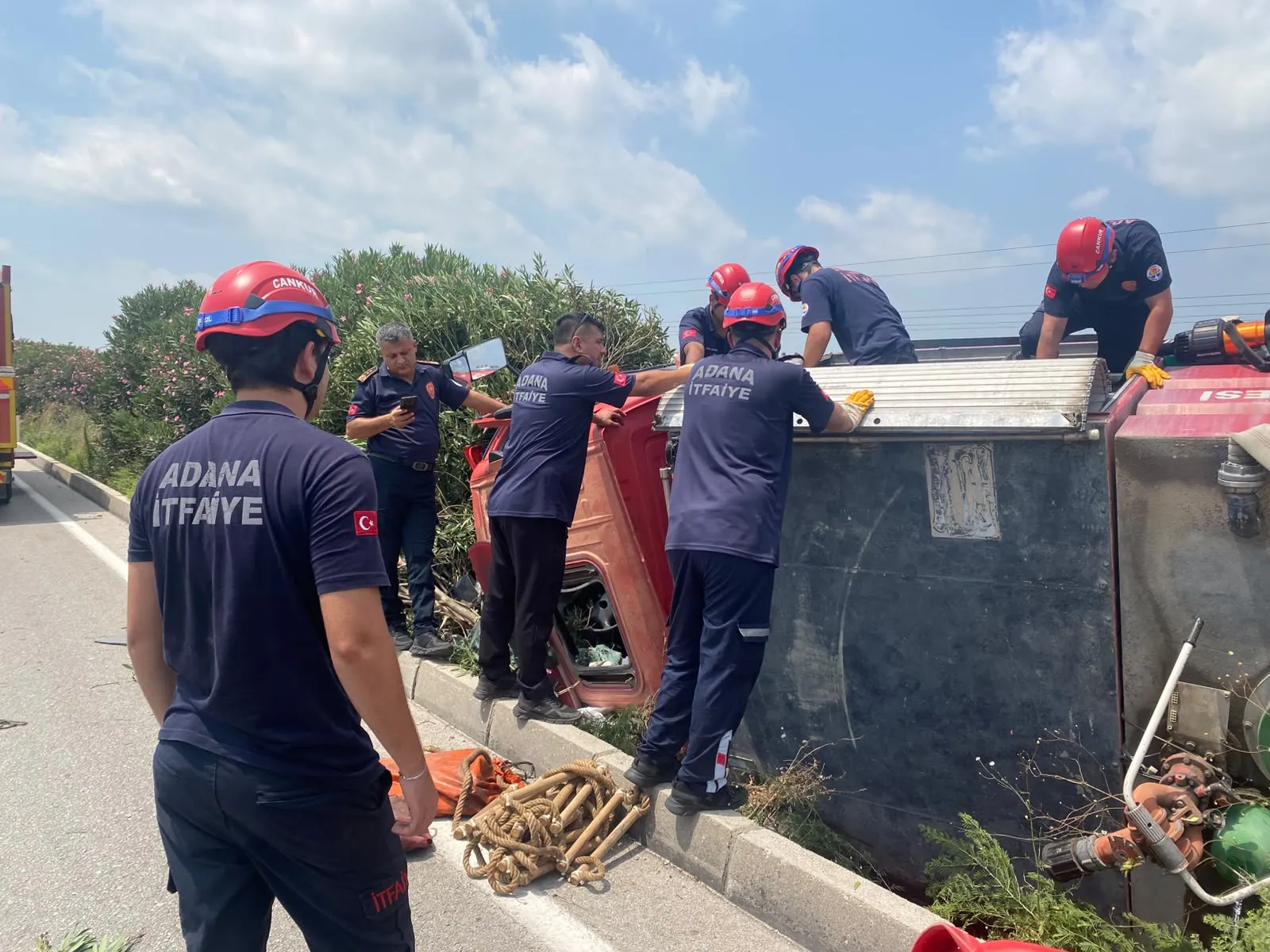 Yangına yetişmeye çalışan itfaiye aracı devrildi