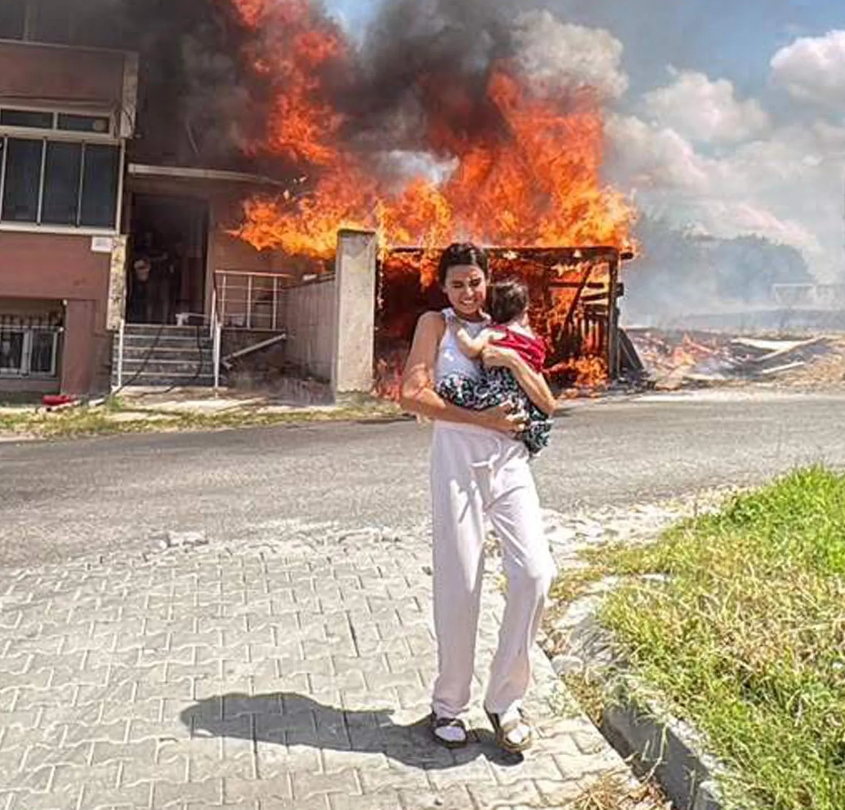 Tekirdağ'da otluk alanda çıkan yangın binaya sıçradı