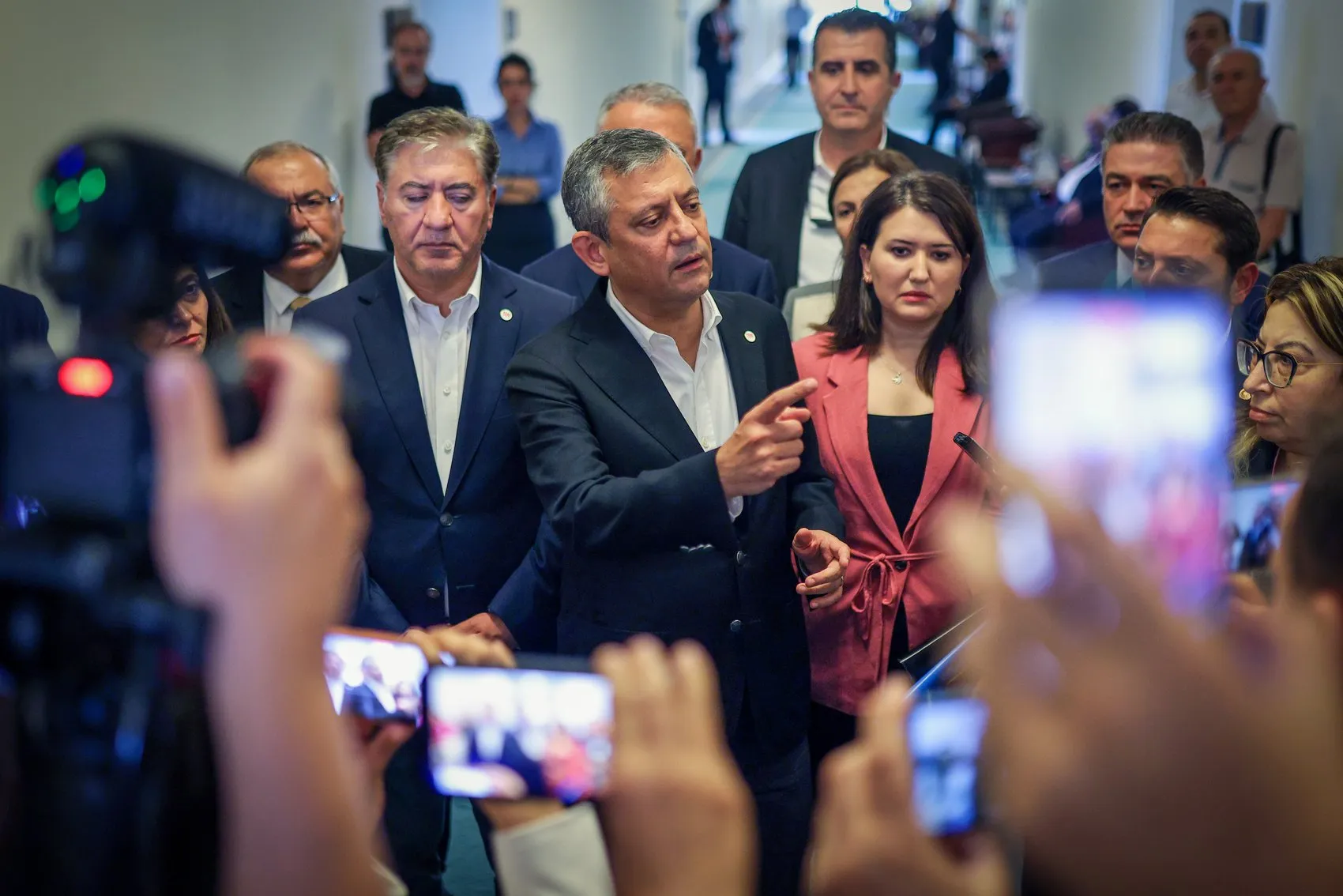Özelden rüşvet iddialarına sert tepki