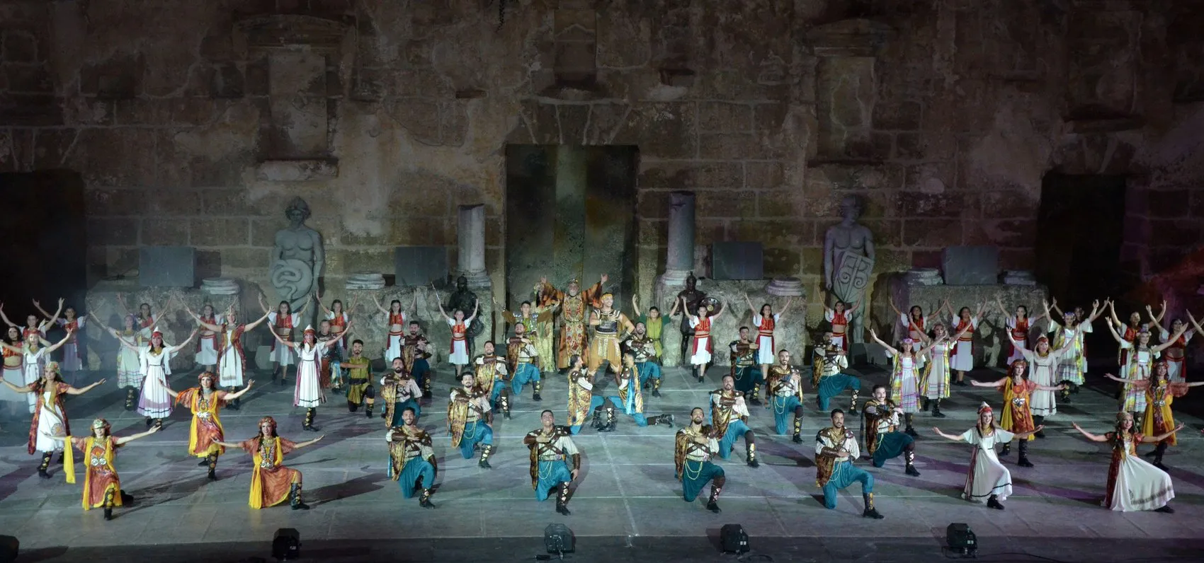 Aspendos sahnesinde aile boyu dans heyecanı