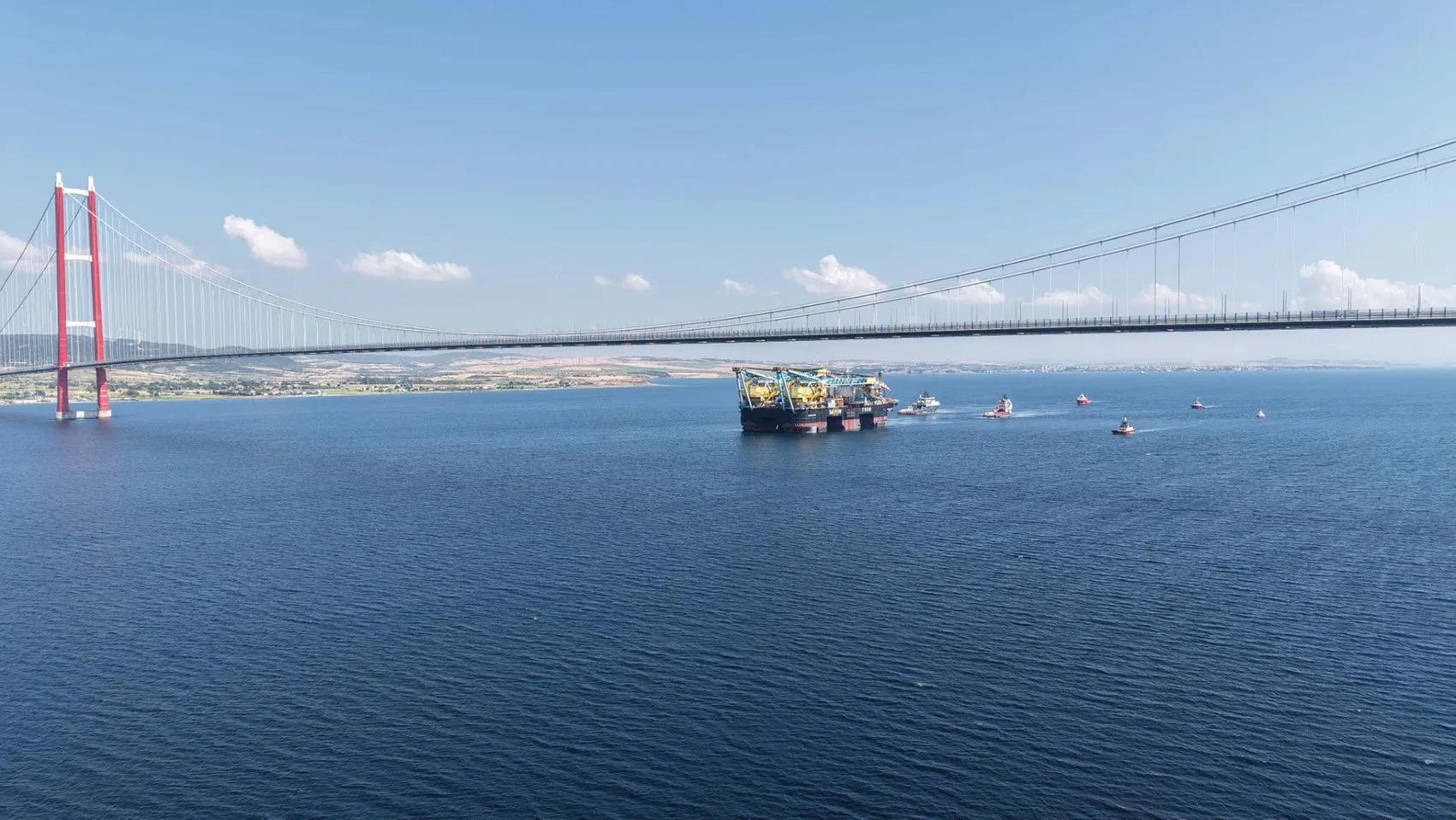 Dünyanın en büyük vinç gemisi Çanakkale Boğazı'ndan geçti