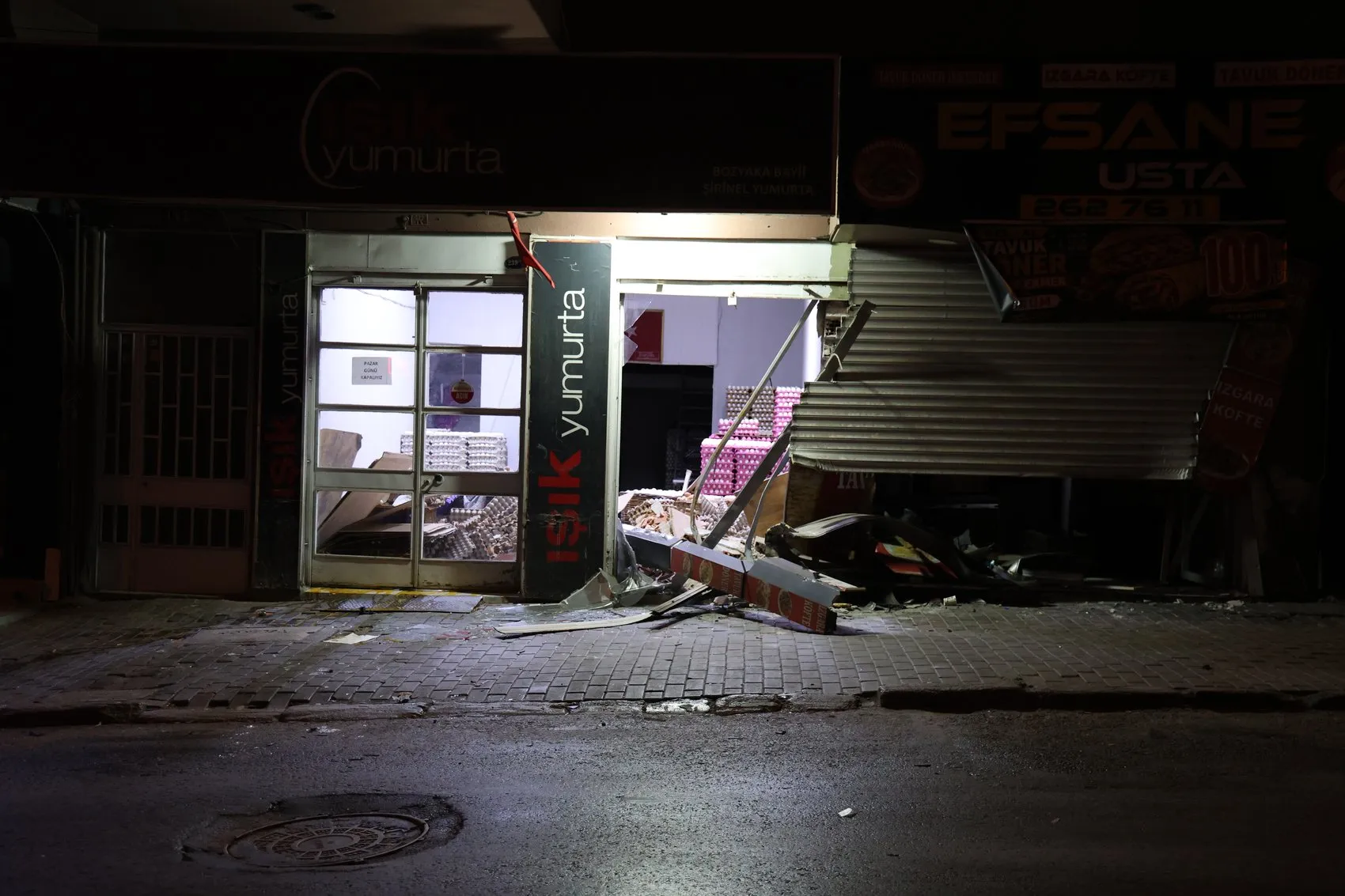 İzmir'de gece yarısı kaza Otomobil dükkana girdi yumurtalar telef oldu