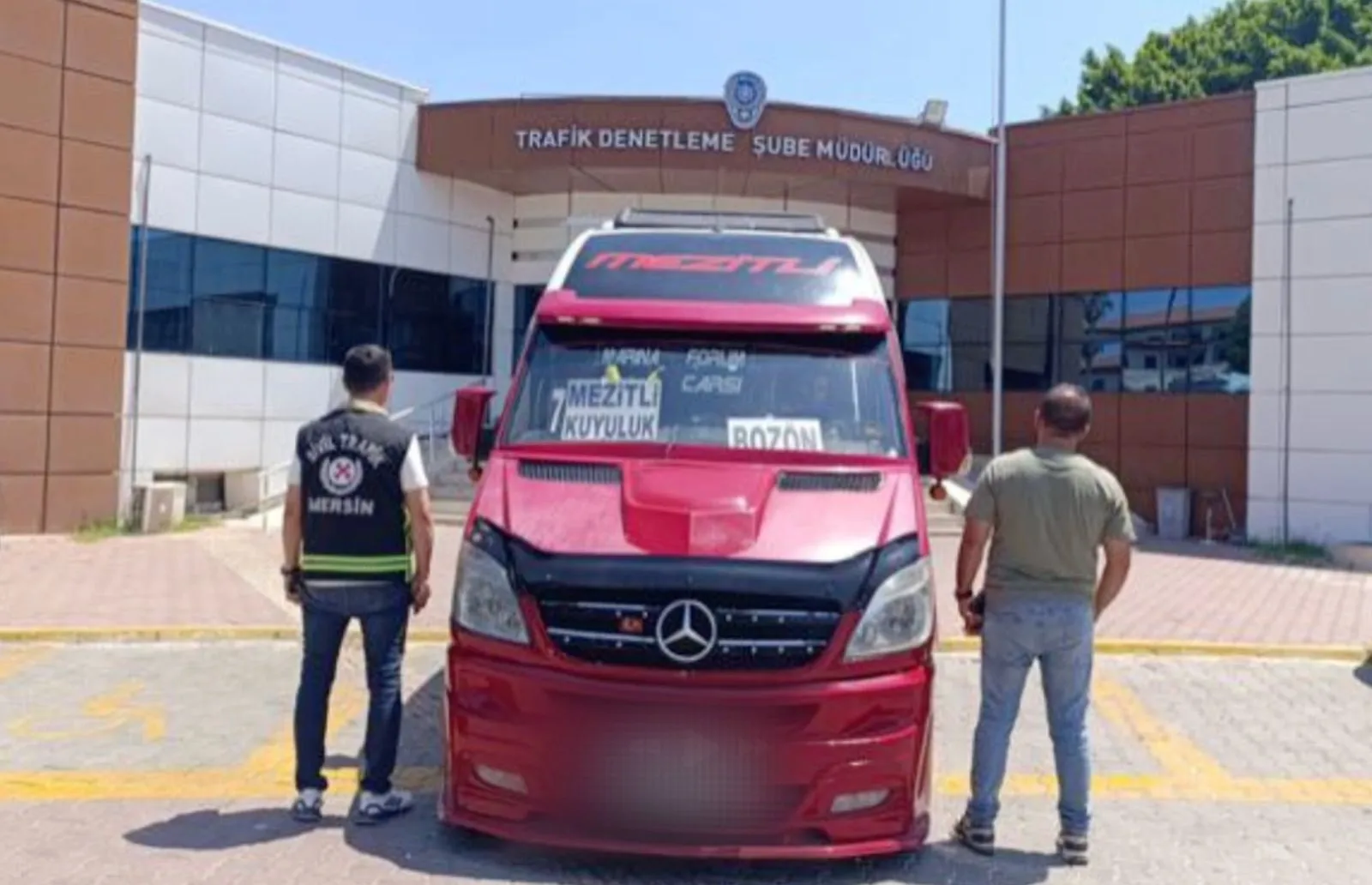 Mersin'de trafiği birbirine katan dolmuş şoförü yakayı ele verdi