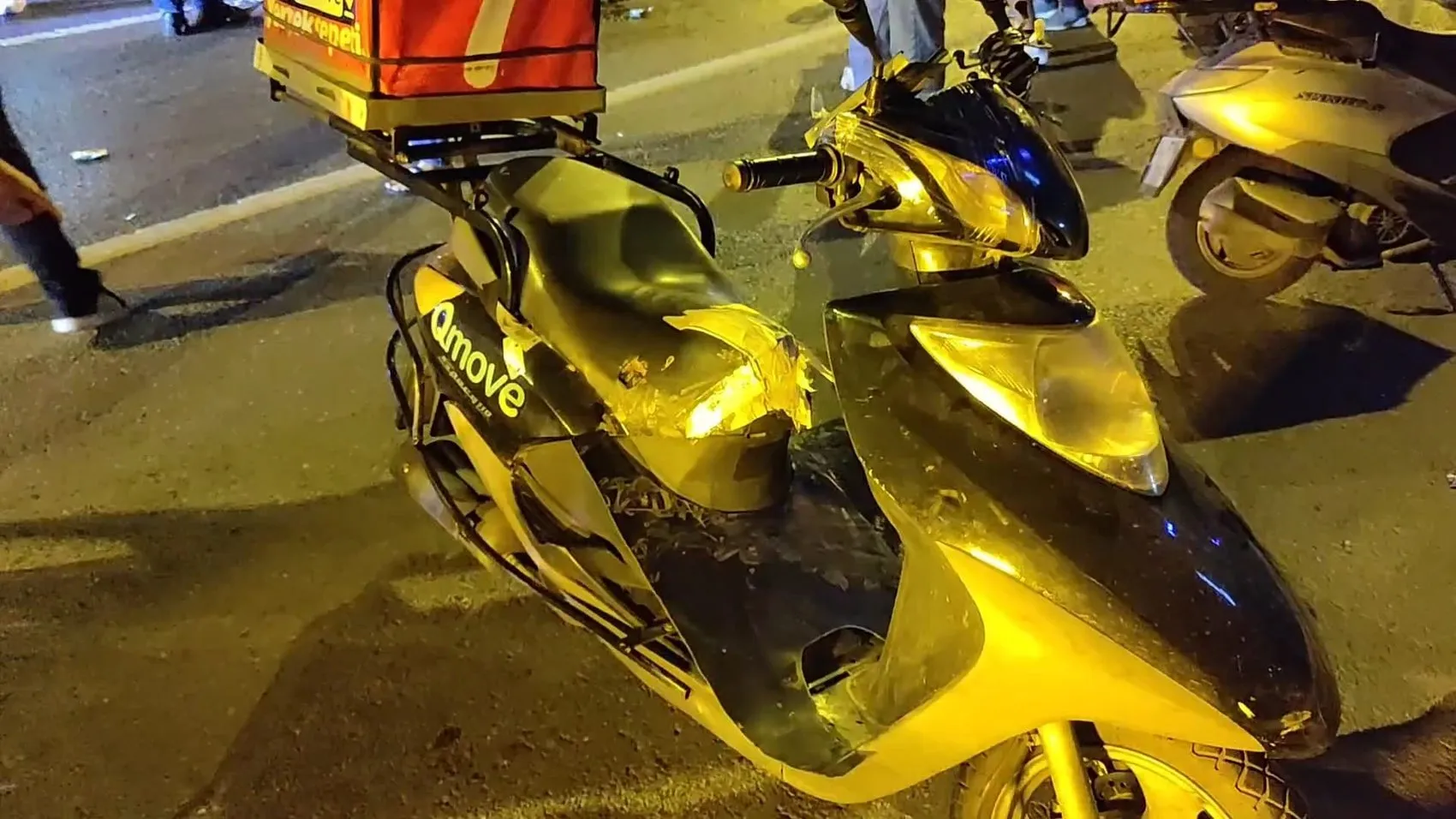 Bağcılar’da gece yarısı motosiklet kazası 2 kişi yaralandı