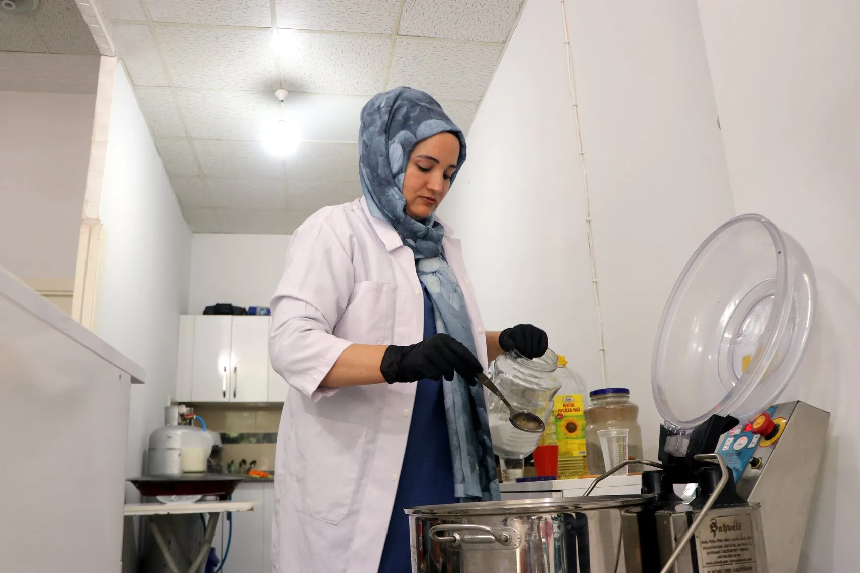 Açtığı iş yerinde yöresel yemekler yapıp 3 kızını üniversitede okutuyor