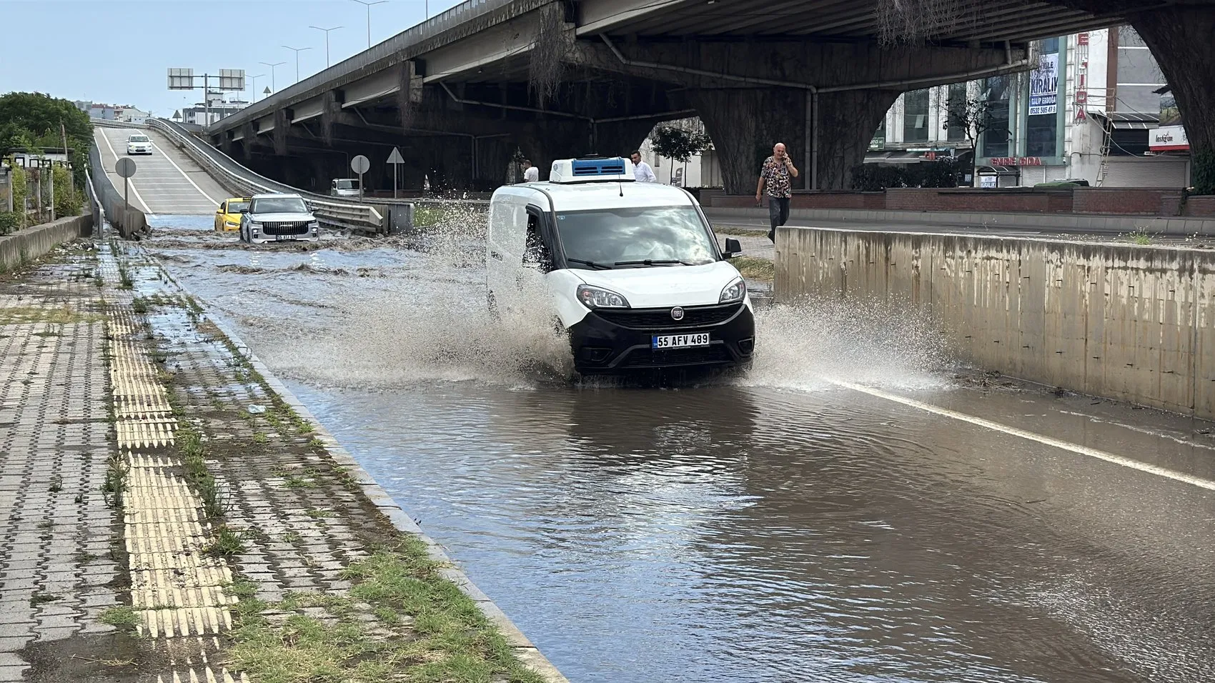 Samsun’da şiddetli yağış trafiği felç etti