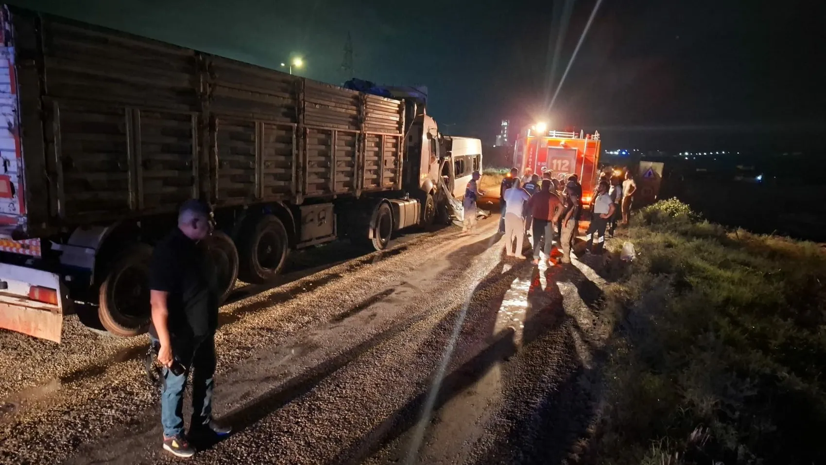 Hatay'da servis minibüsü ve kamyon çarpıştı