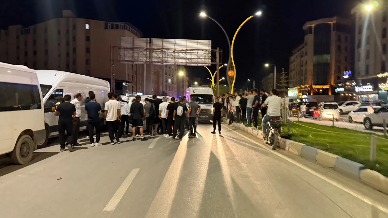 Yüksekova’da gece yarısı kaza 4 kişi hastaneye kaldırıldı