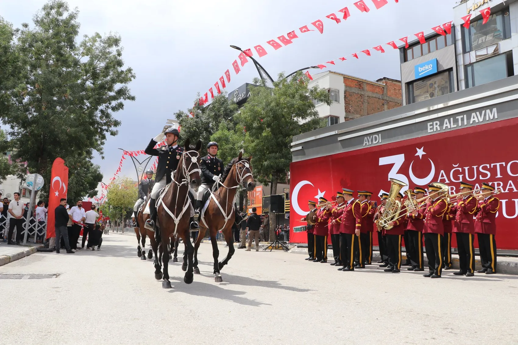 Van sokaklarında 30 Ağustos gururu: Atlı birliklerin geçişi nefes kesti