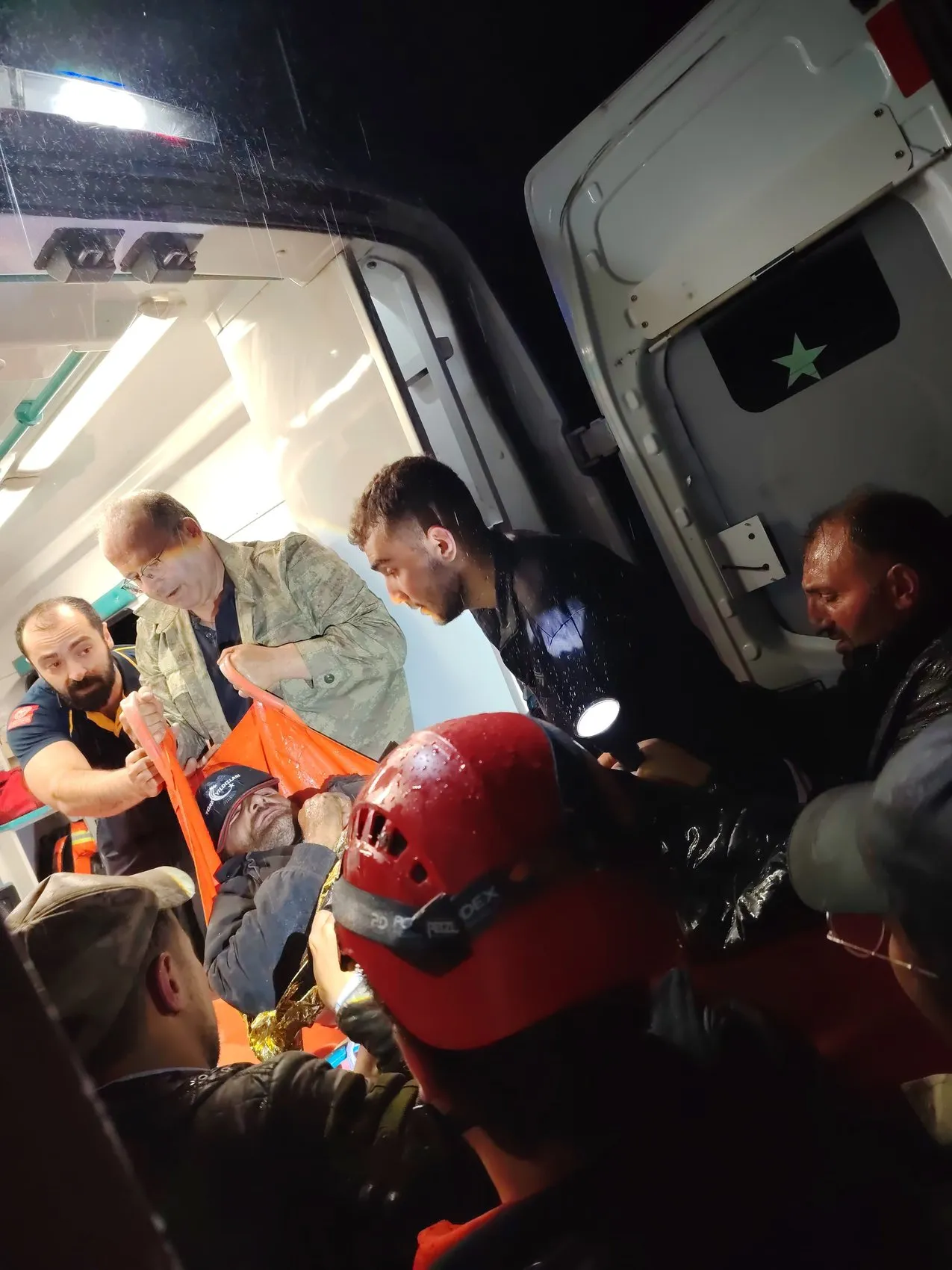 Artvin’in sarp yamaçlarında mahsur kalan iki kişi kurtarıldı
