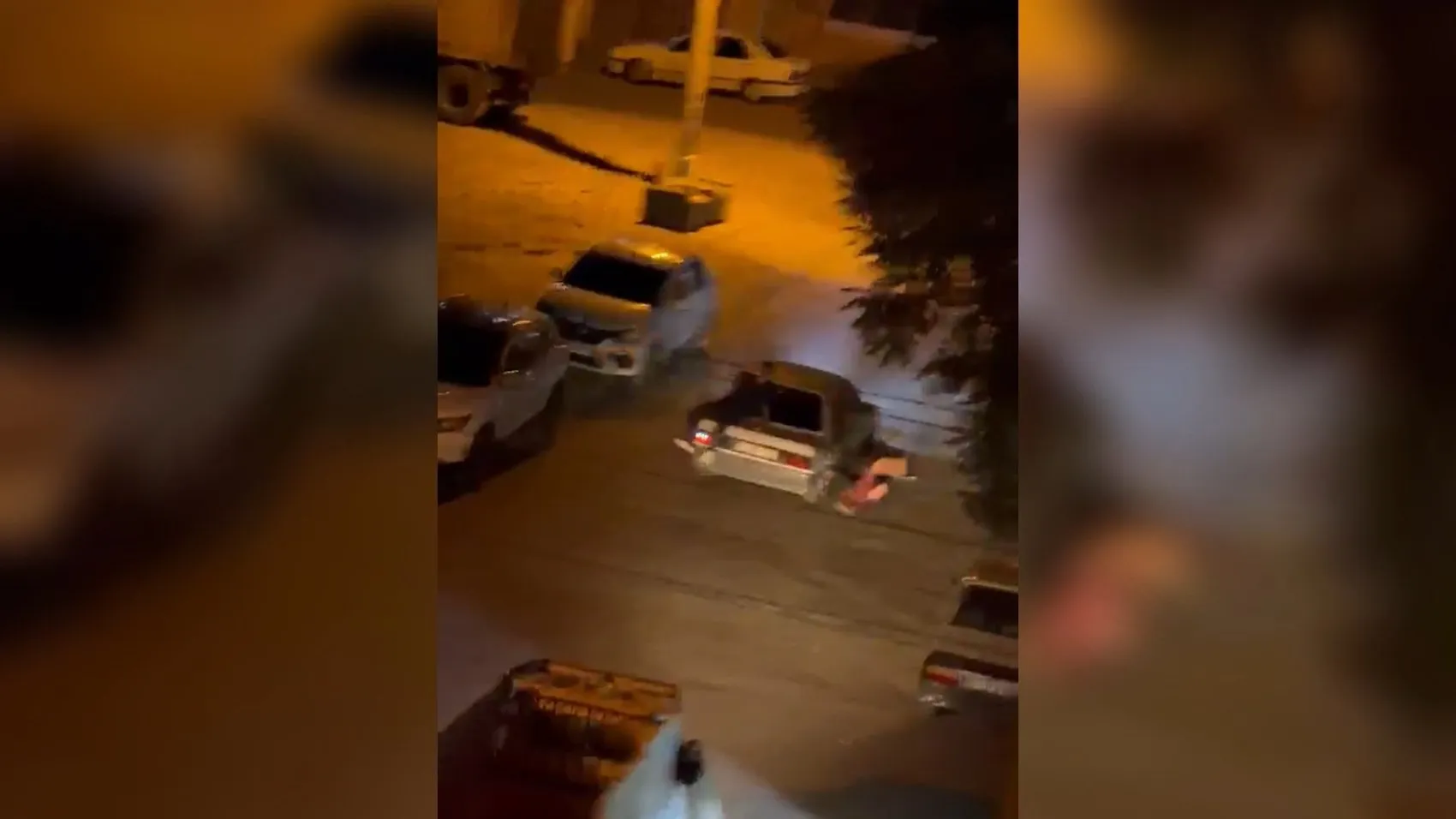 Bagajda oturan genç yola düştü, son anda aracın altında kalmadı