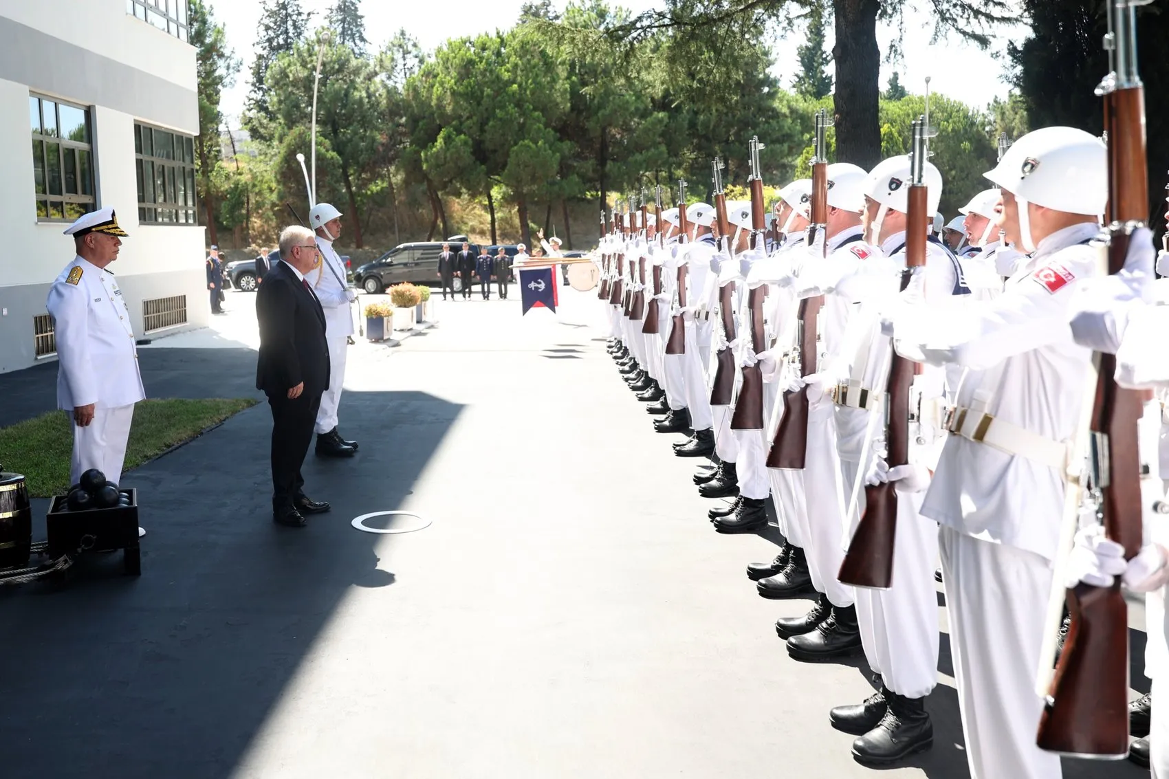 Bakan Güler Donanma Komutanlığı’nda incelemelerde bulundu