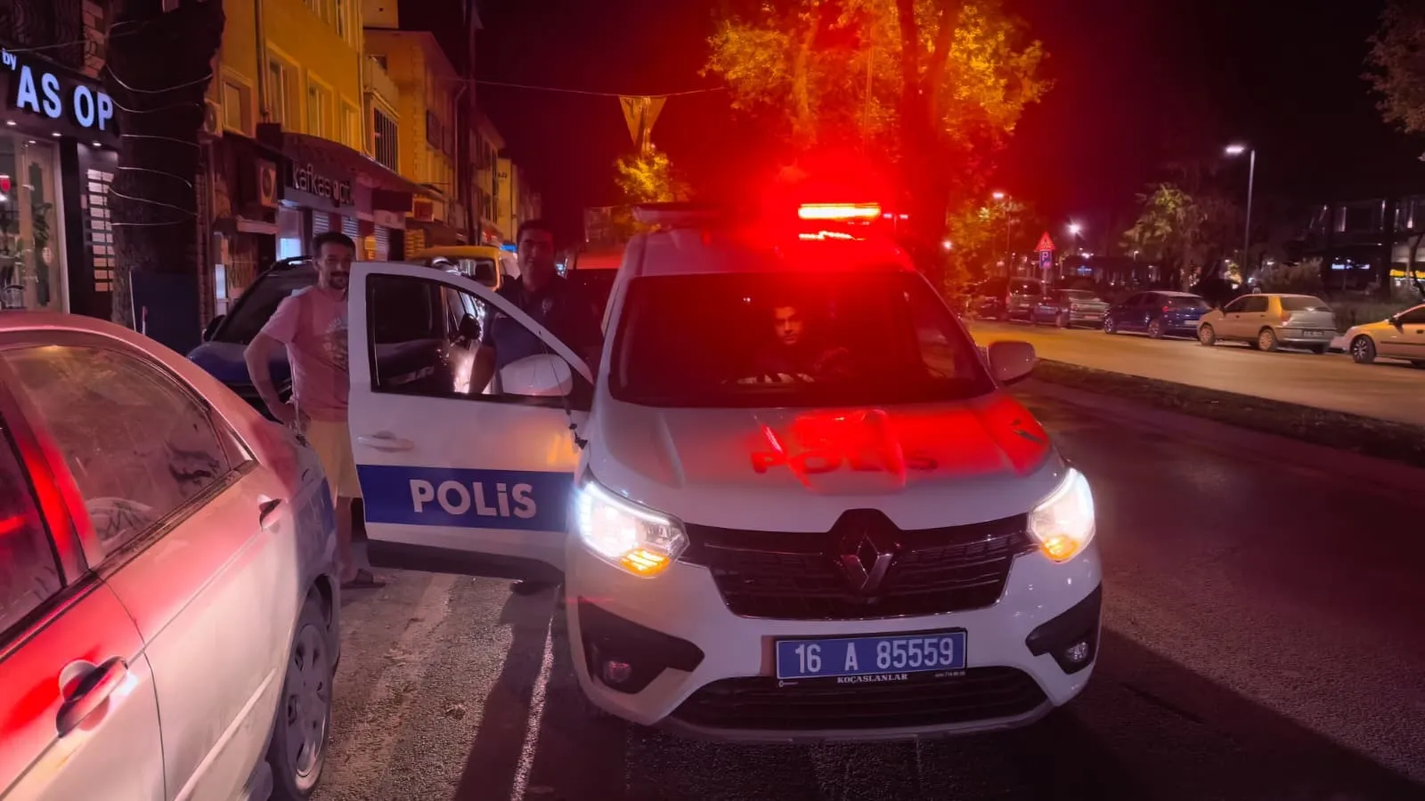 İnegöl'de örnek davranış Kaputta bulduğu 30 bin lirayı polise götürdü