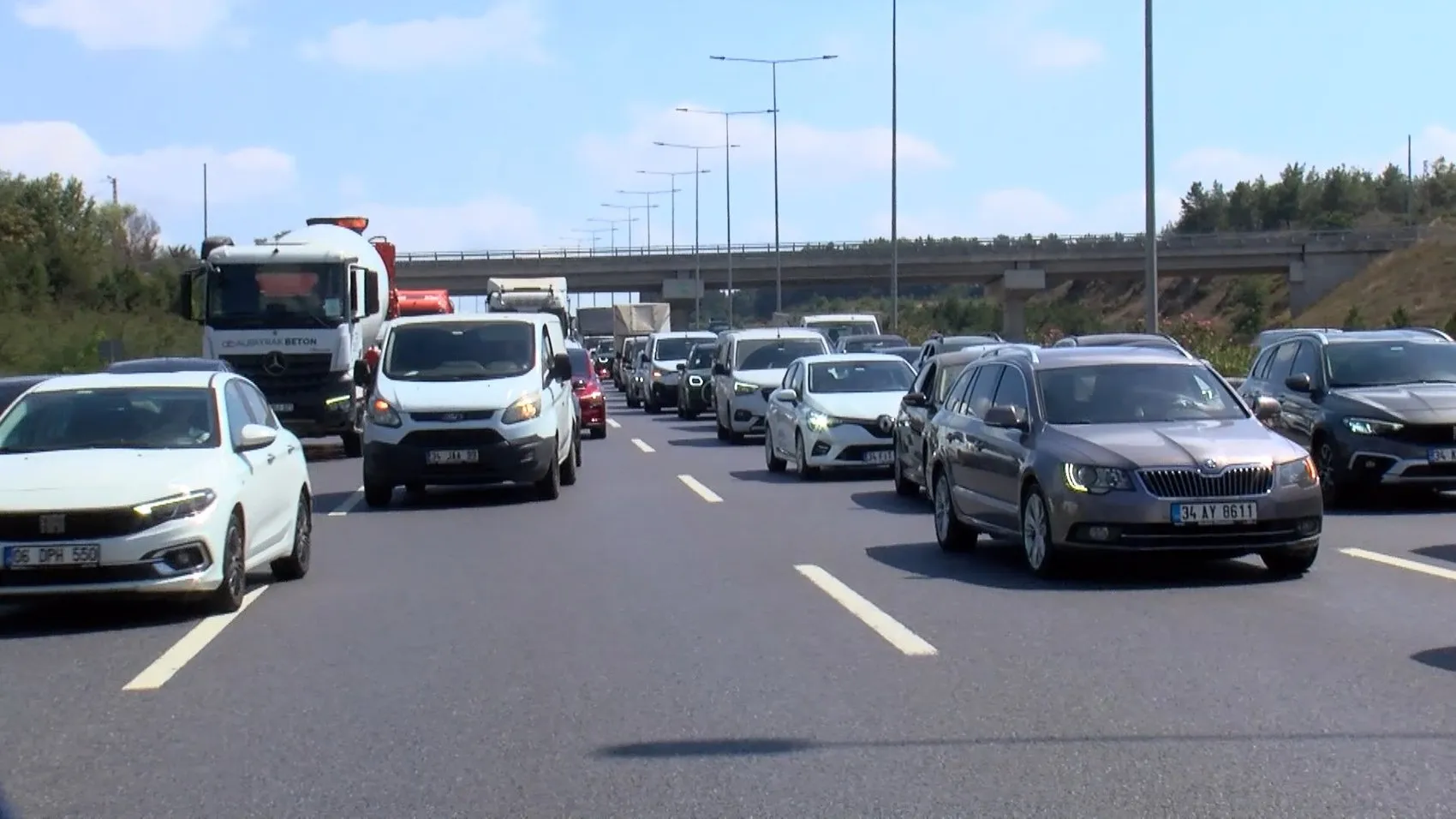 Otomobil kamyonete arkadan çarptı O yolda trafik durdu