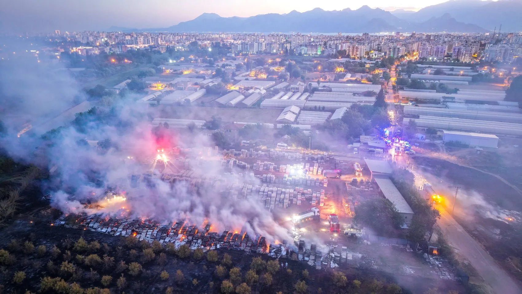 Antalya'da alevler evleri ve seraları küle çevirdi 3 ev tamamen yandı
