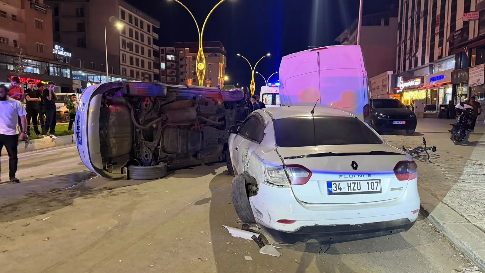 Yüksekova’da gece yarısı kaza 4 kişi hastaneye kaldırıldı