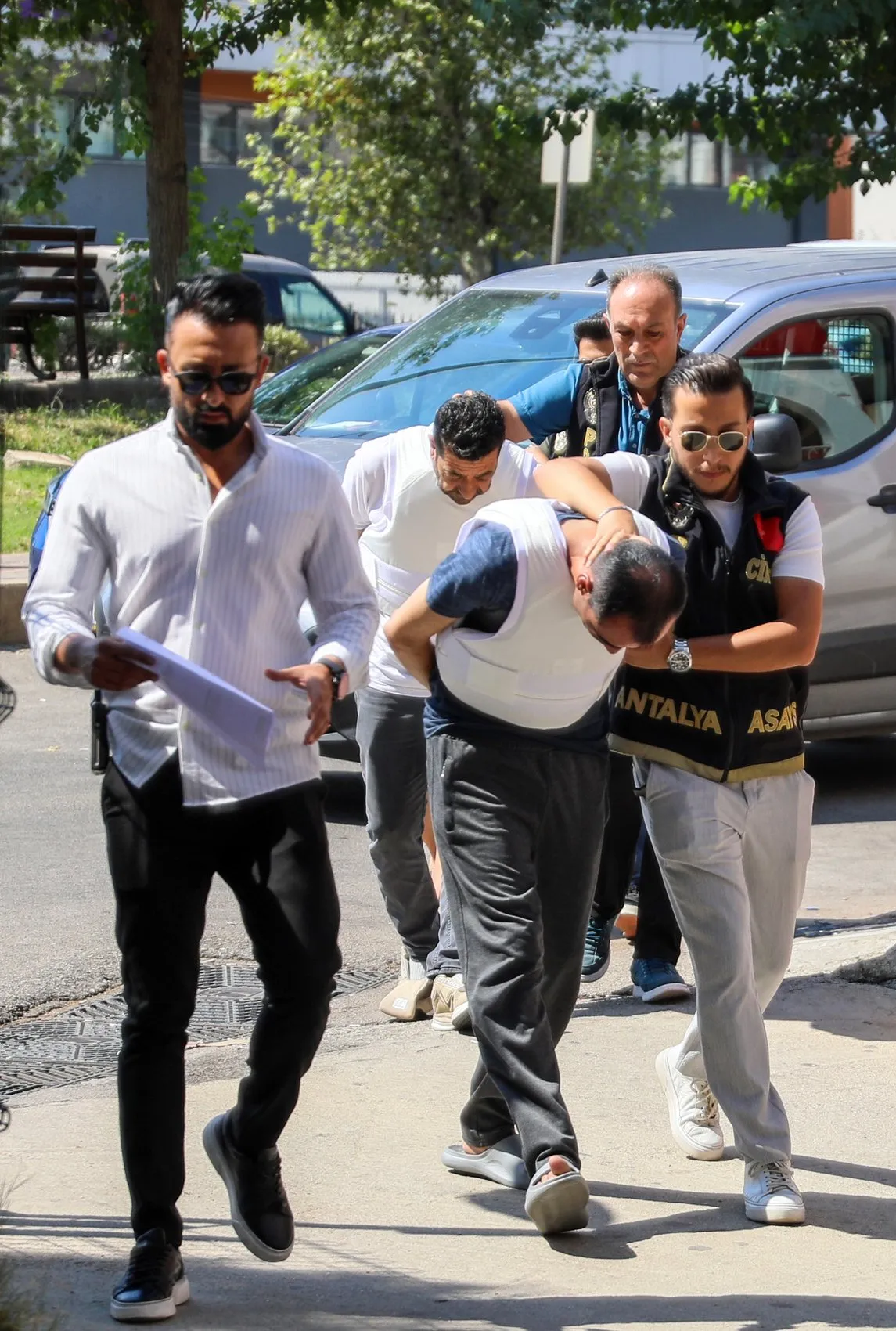 Perukla gelip 13 el ateş etti, silahı denize attı