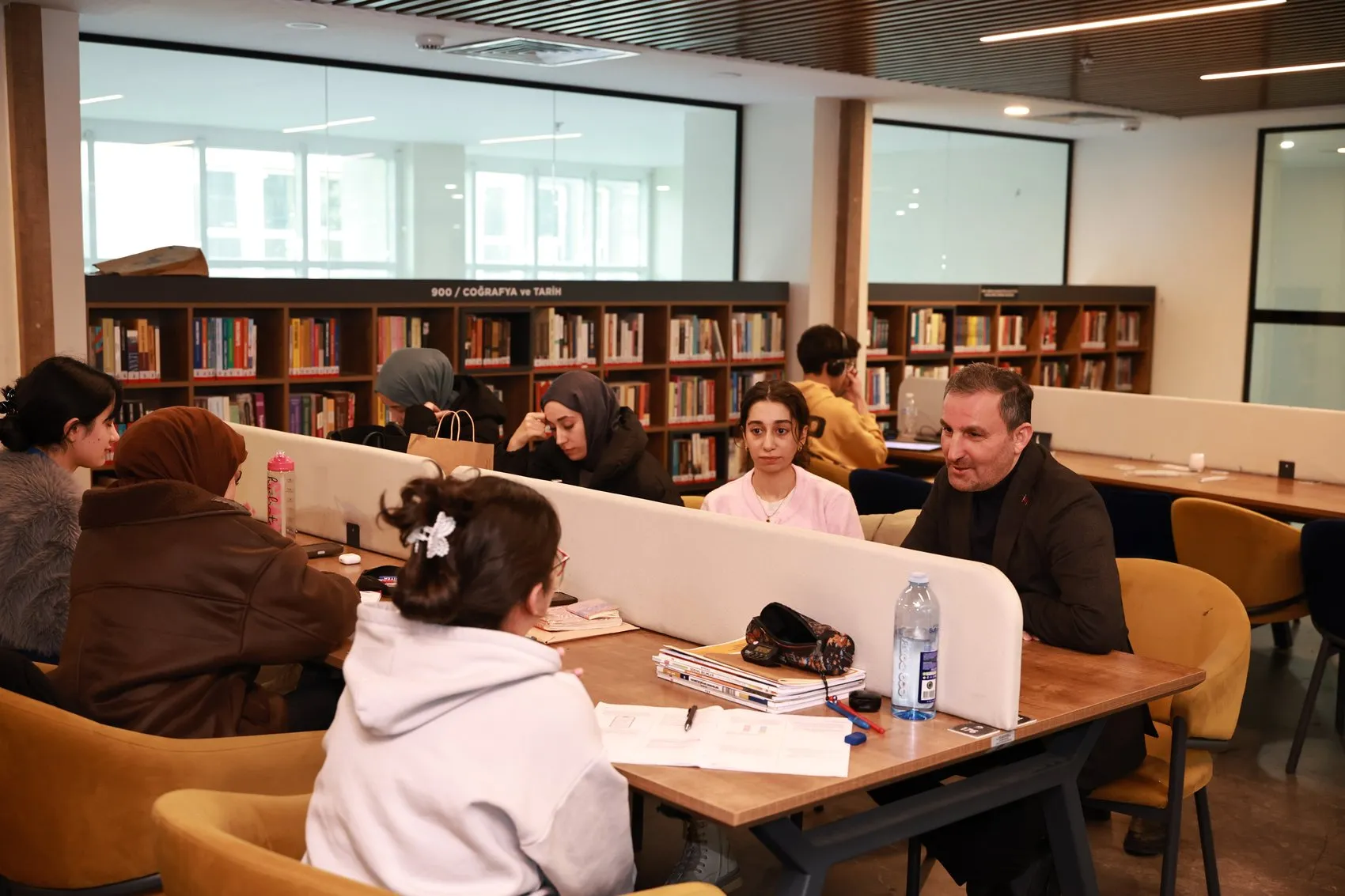 Sultanbeyli'de gençlerin eğitim yolculuğuna belediyeden büyük destek
