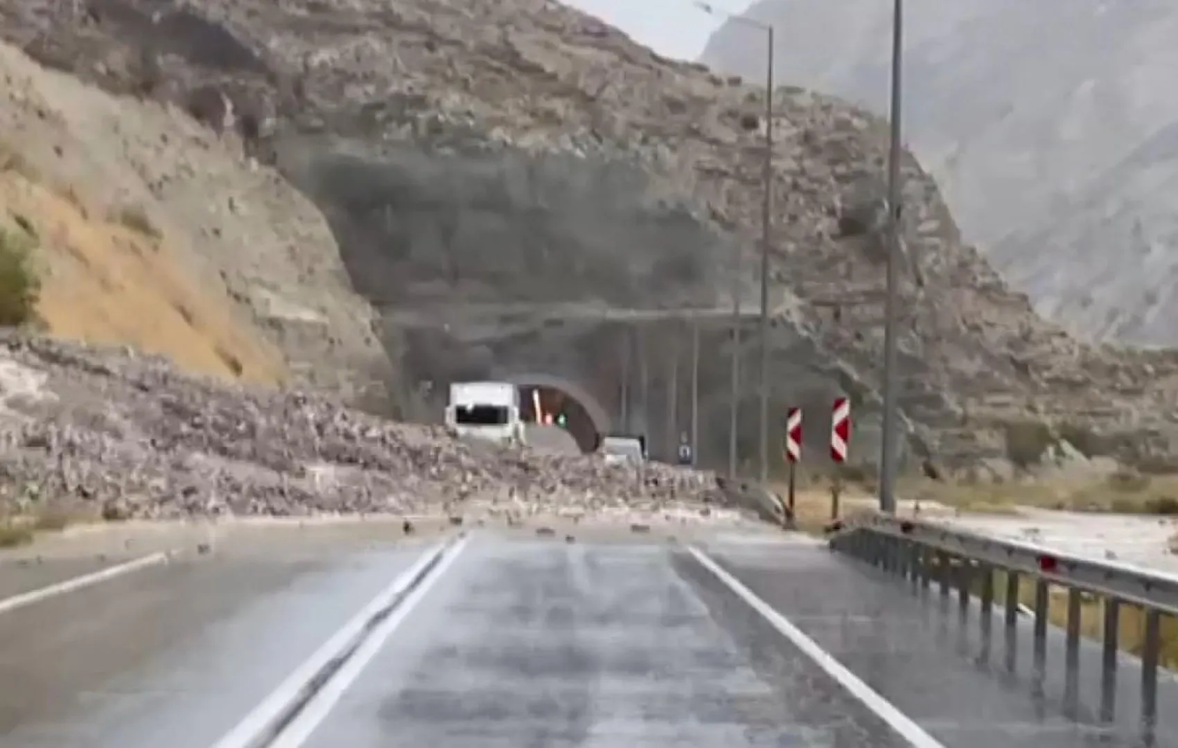 Erzurum'da aniden bastıran sağanak hayatı felç etti: Tünel çıkışında mahsur kaldılar