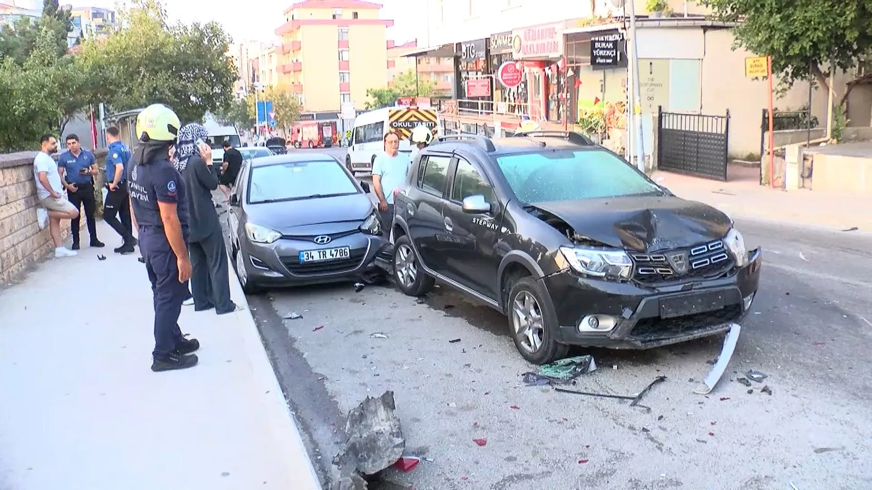 Kartal’da sabah vakti yarış dehşeti 3 araç hurdaya döndü