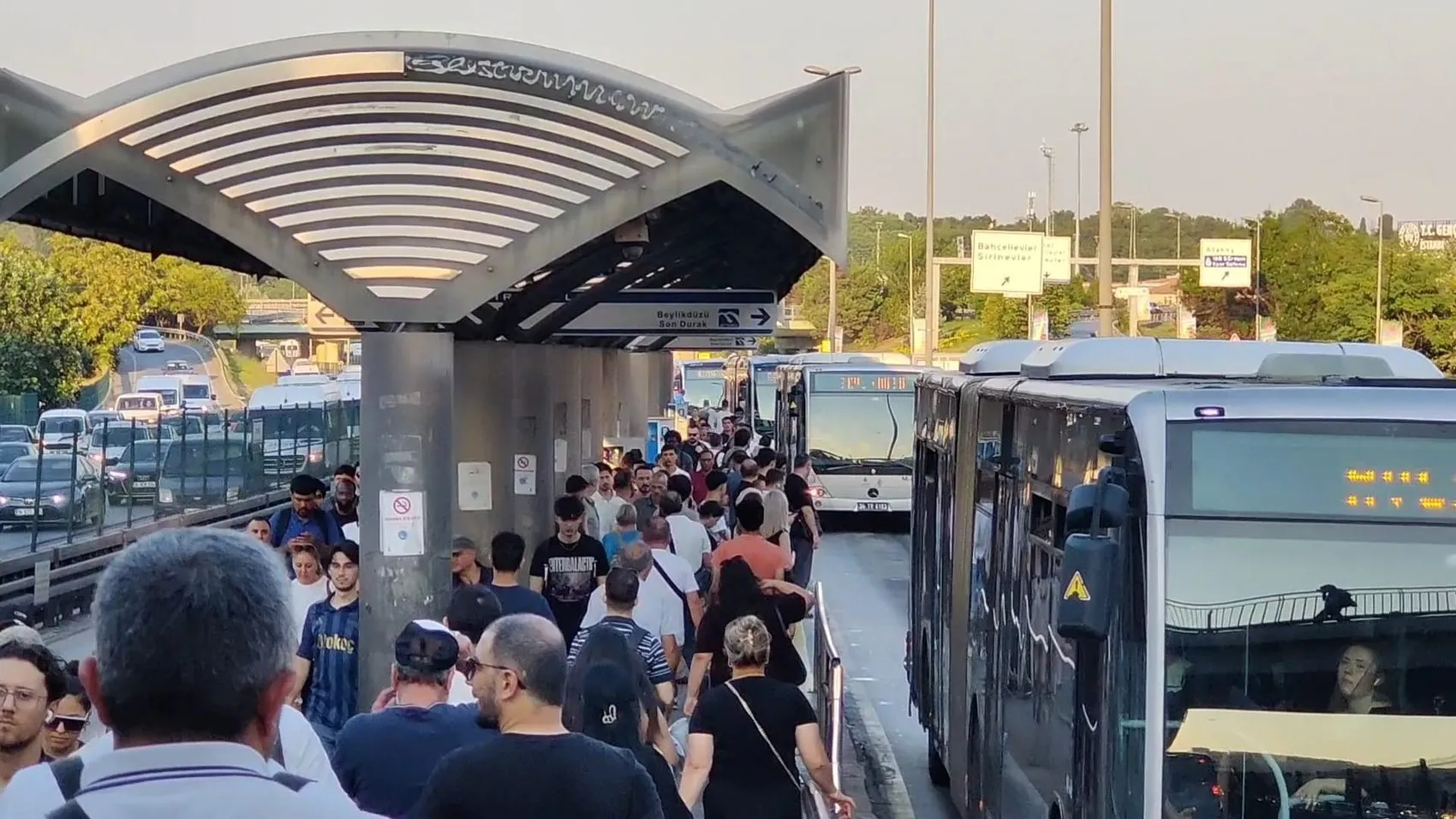 Şirinevler durağında metrobüs kazası Bir kişi ağır yaralandı