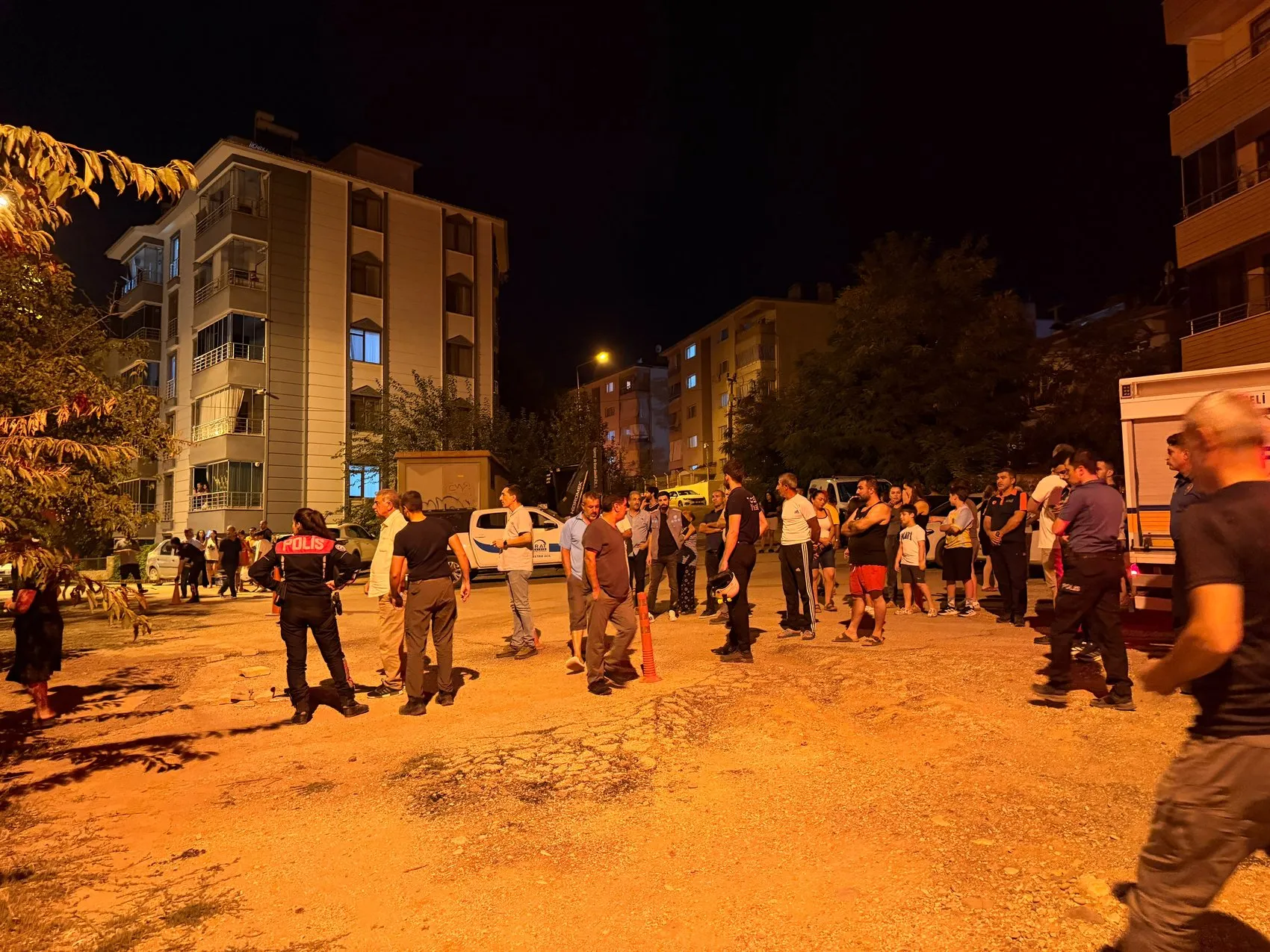 Bitişikteki kazı 5 katlı binayı kaydırdı, 12 daire boşaltıldı